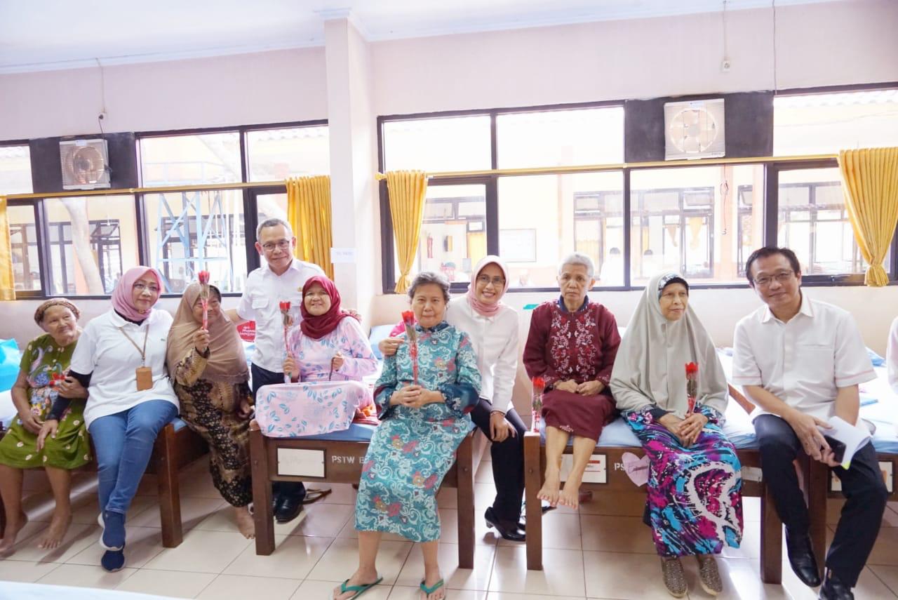 Plt Dirut PLN Sripeni di Panti Werda Trisna Budi