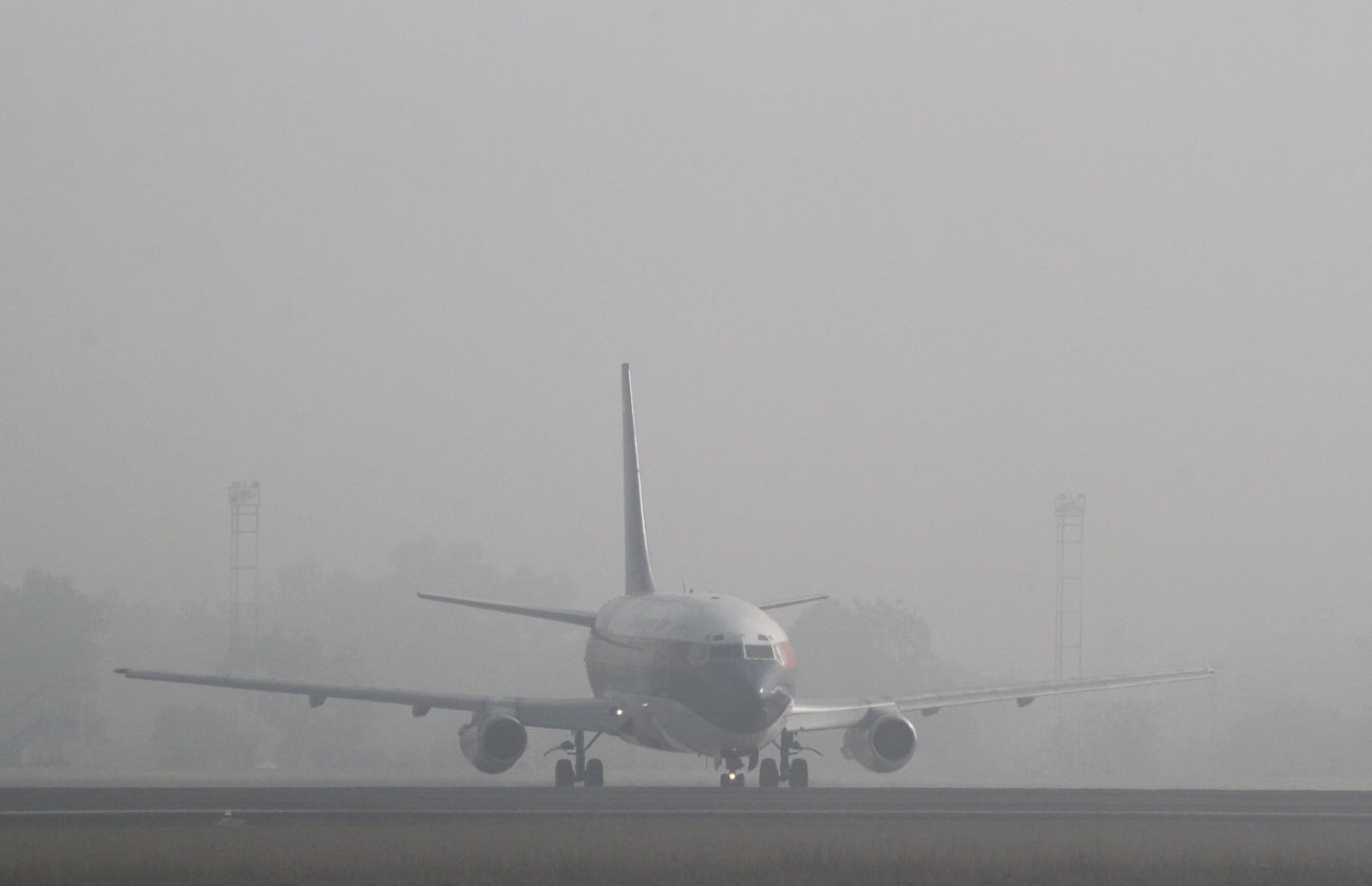 Kabut asap yang menutupi kawasan bandara Syamsuddin Noor,  Kalimantan Selatan.