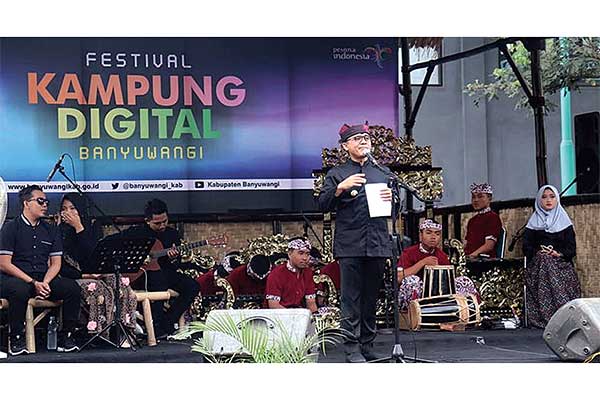 Bupati Banyuwangi Abdullah Azwar Anas menyampaikan pidato saat membuka Festival Kampung Digital di RTH Maron, Kecamatan Genteng, Banyuwangi,