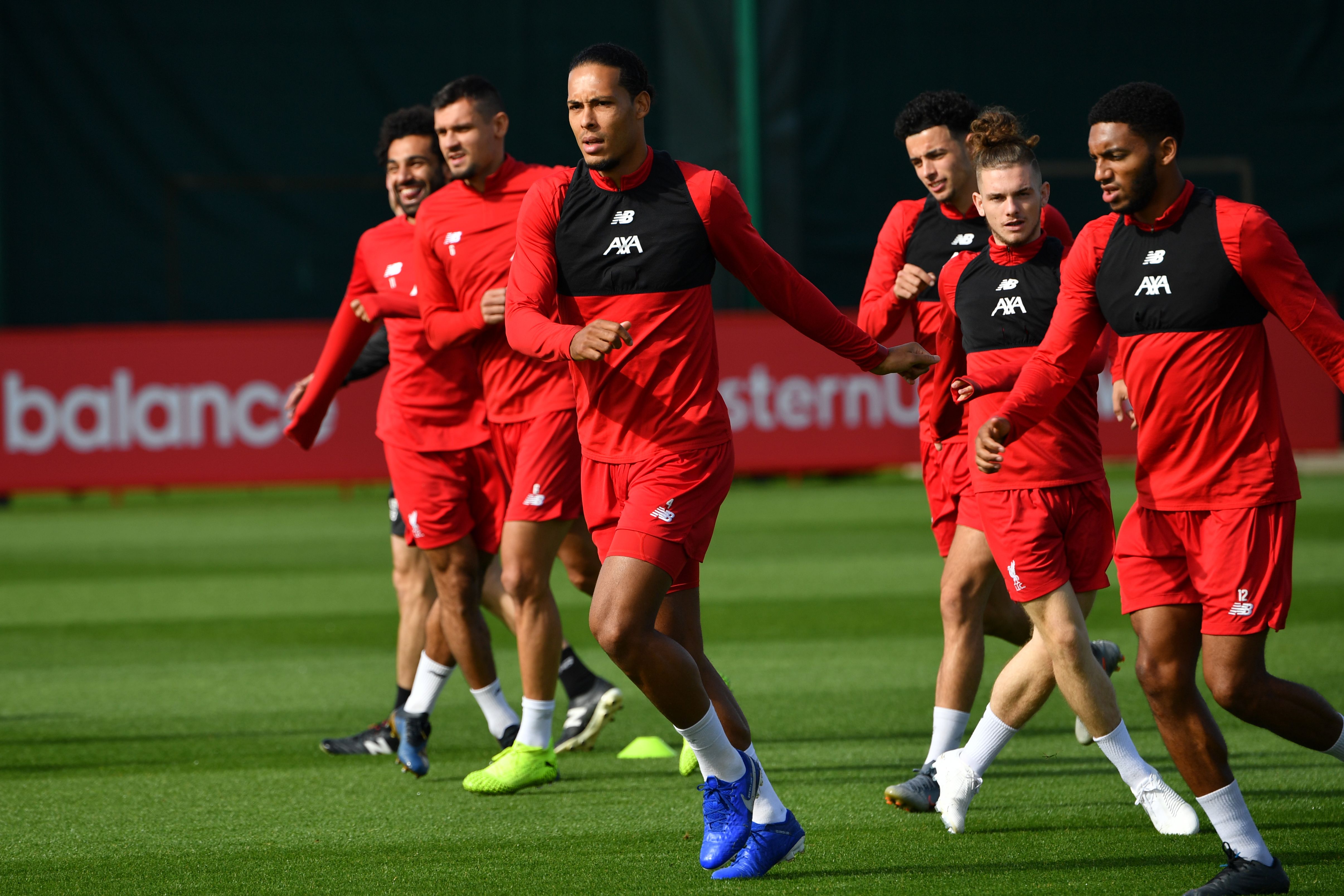 Para pemain Liverpool berlatih menjelang laga Liga Champions melawan Napoli.