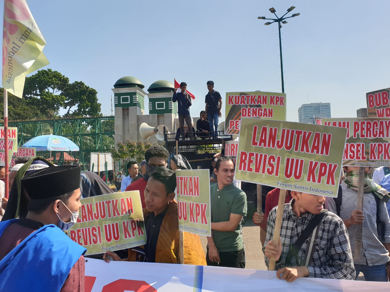 Forum Santri Indonesia (FORSI) menggelar aksi damai mendukung revisi Undang-Undang Nomor 30 Tahun 2002 tentang Komisi Pemberantasan Korupsi.