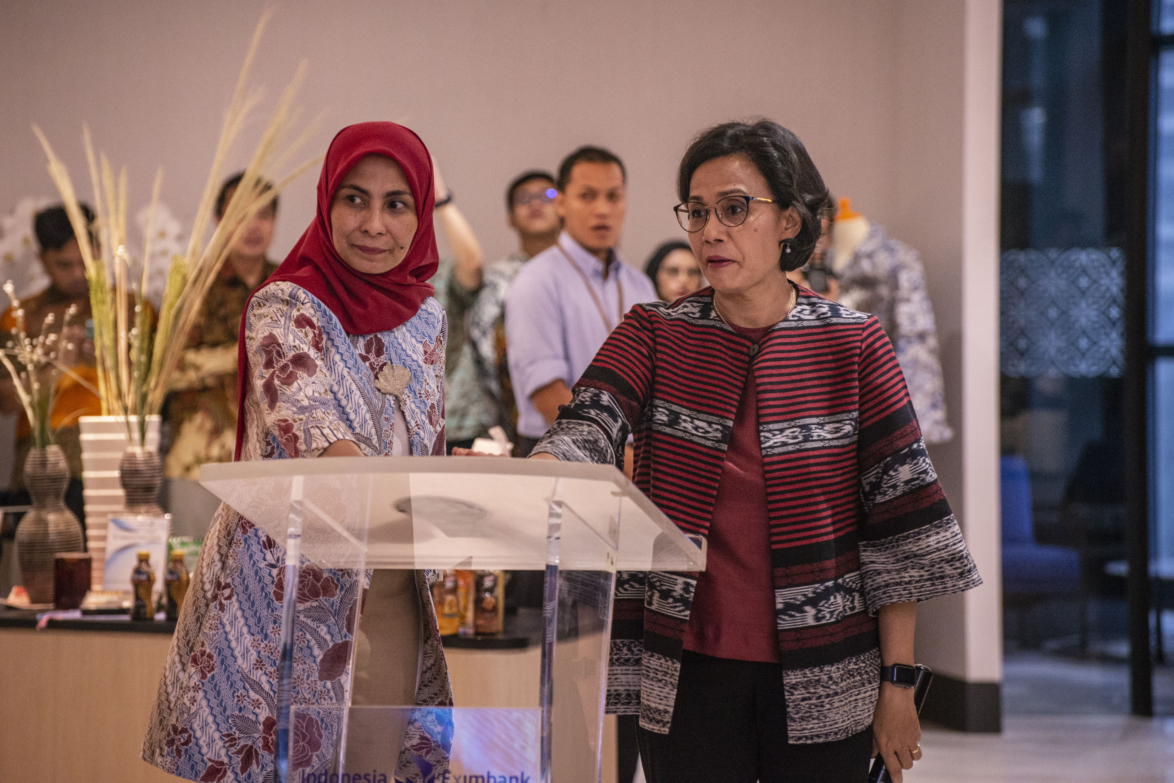 Menteri Keuangan Sri Mulyani (kanan) bersama Direktur Eksekutif Lembaga Pembiayaan Ekspor Indonesia Sinthya Roesly (kiri) 