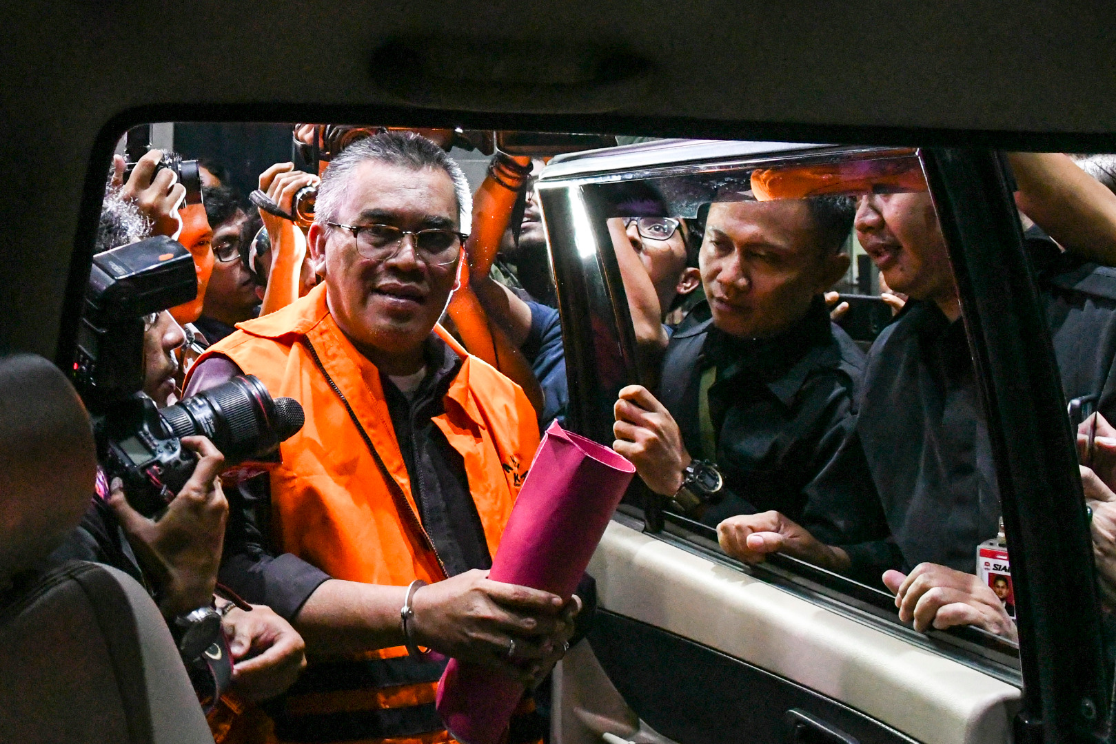 Bupati Muara Enim Ahmad Yani mengenakan rompi KPK saat tiba di gedung KPK Jakarta, Selasa (3/9).