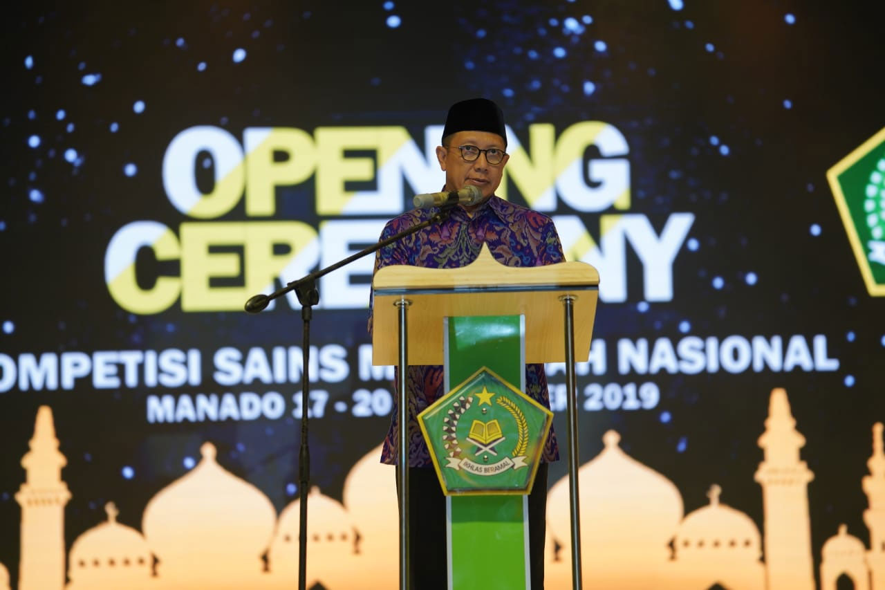 MENTERI Agama Lukman Hakim Saifuddin saat memberikan sambutan pada Kompetisi Sains Madrasah (KSM) di Manado
