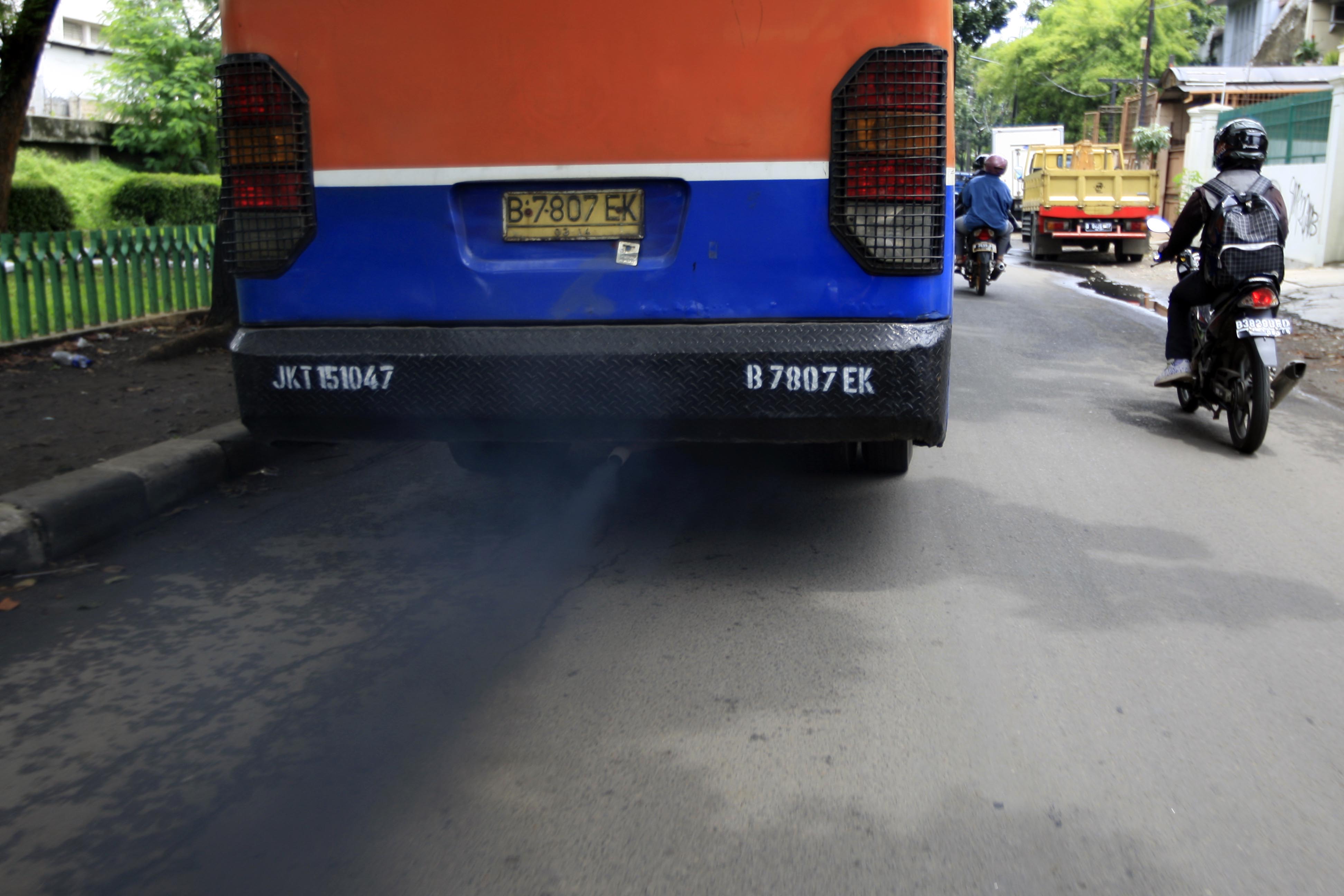 Knalpot bus kota mengeluarkan asap yang mencemari udara