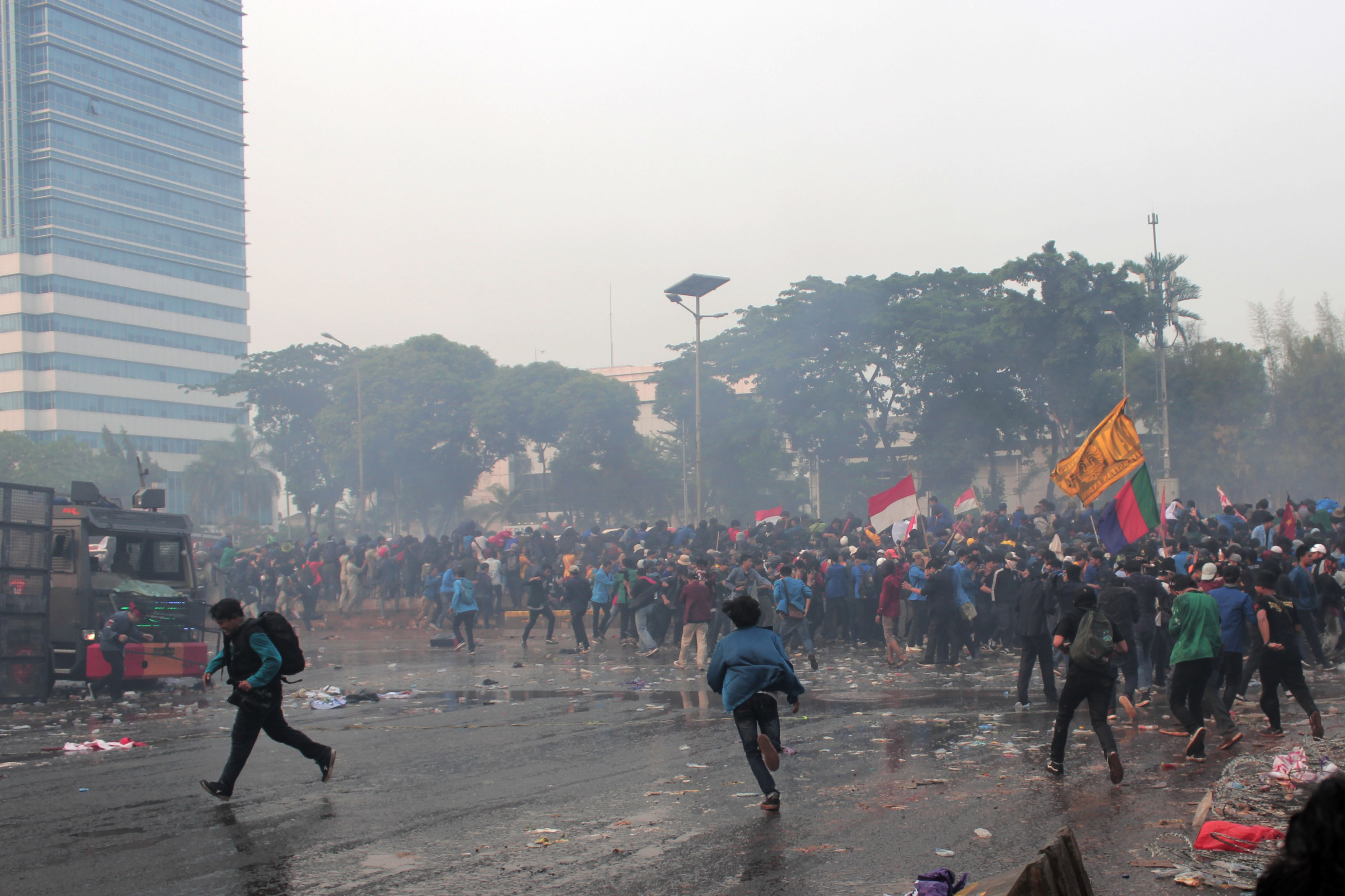 Kericuhan antara mahasiswa dan polisi di depan gedung DPR/MPR