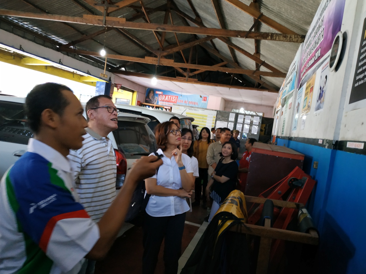 Kunjungan Direktur PT Astra International Tbk dan Pengurus Yayasan Dharma Bhakti Astra di UKM Mitra Bengkel Barokah, Sleman, DIY, Rabu (11/9