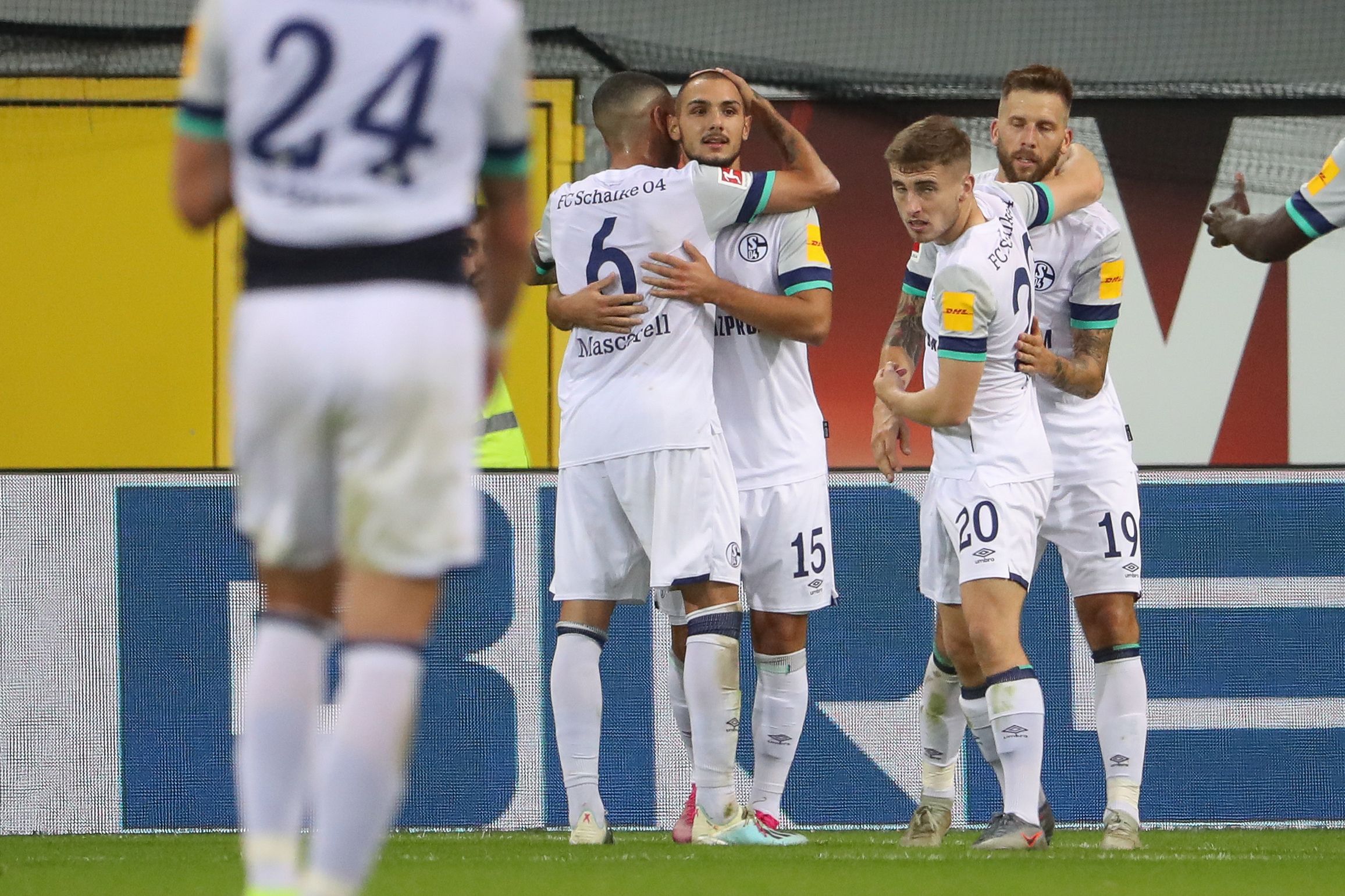 Para pemain Schalke melakukan selebrasi usai mencetak gol dalam laga Bundesliga melawan Paderborn.