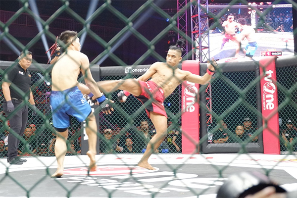 Jeka Saragih (kanan) akan menghadapi petarung Filipina Mhar John Manahan pada One Pride Fight Night 32, 21 September mendatang.