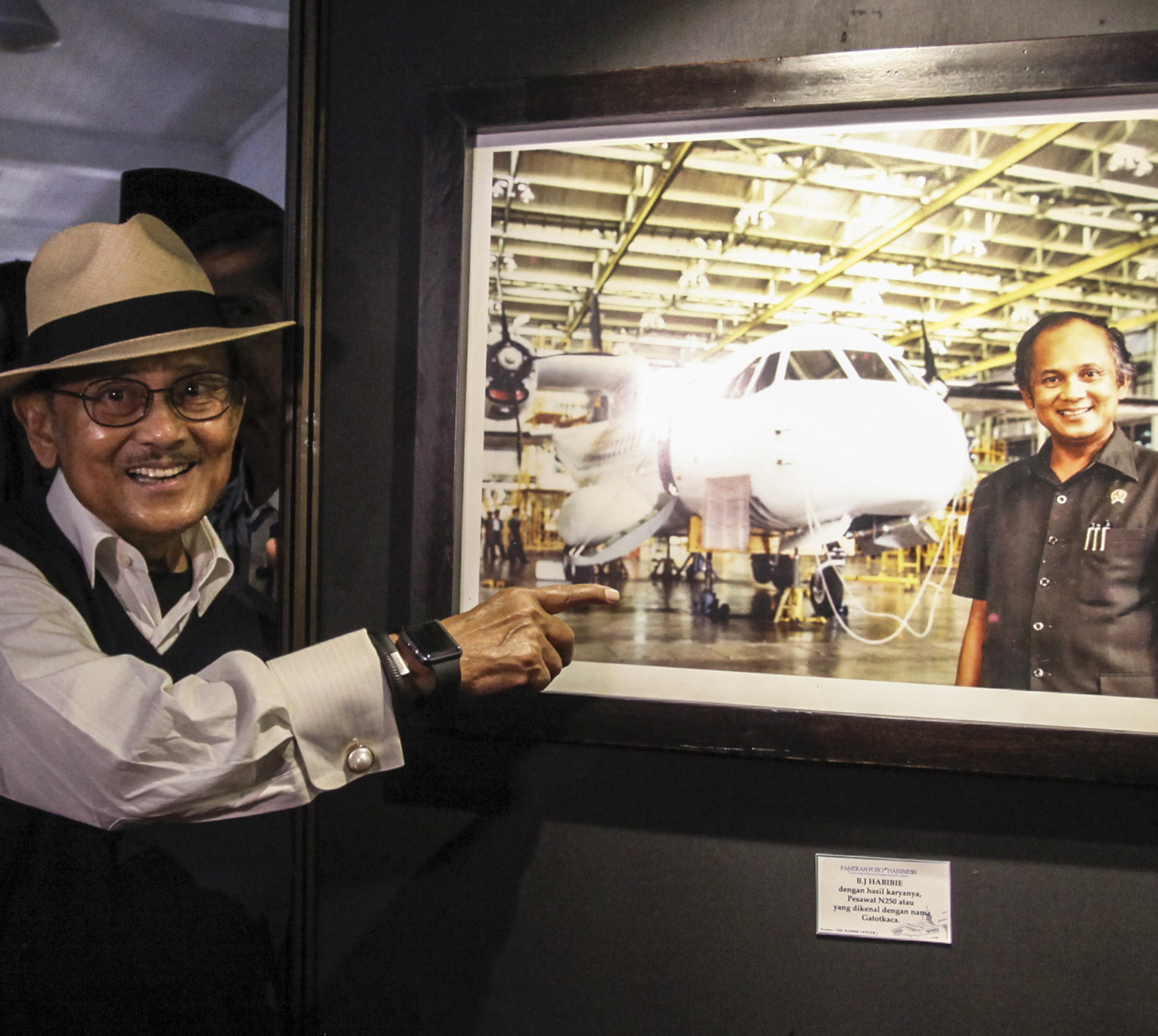 Mantan Presiden BJ Habibie menunjukkan foto dirinya bersama pesawat hasil karyanya N-250 Gatotkaca