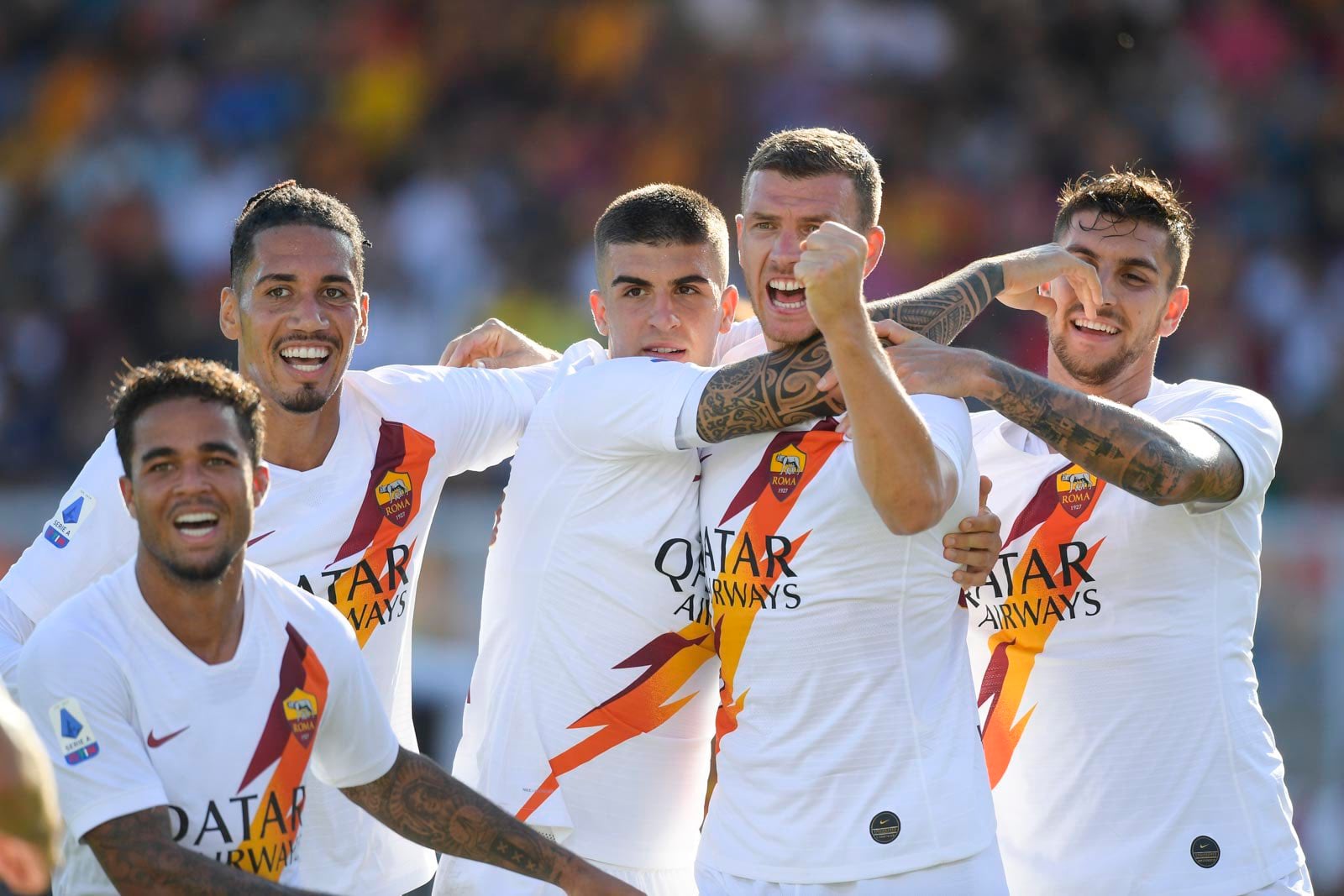 Para pemain AS Roma melakukan selebrasi usai mencetak gol ke gawang Lecce dalam laga lanjutan Serie A.