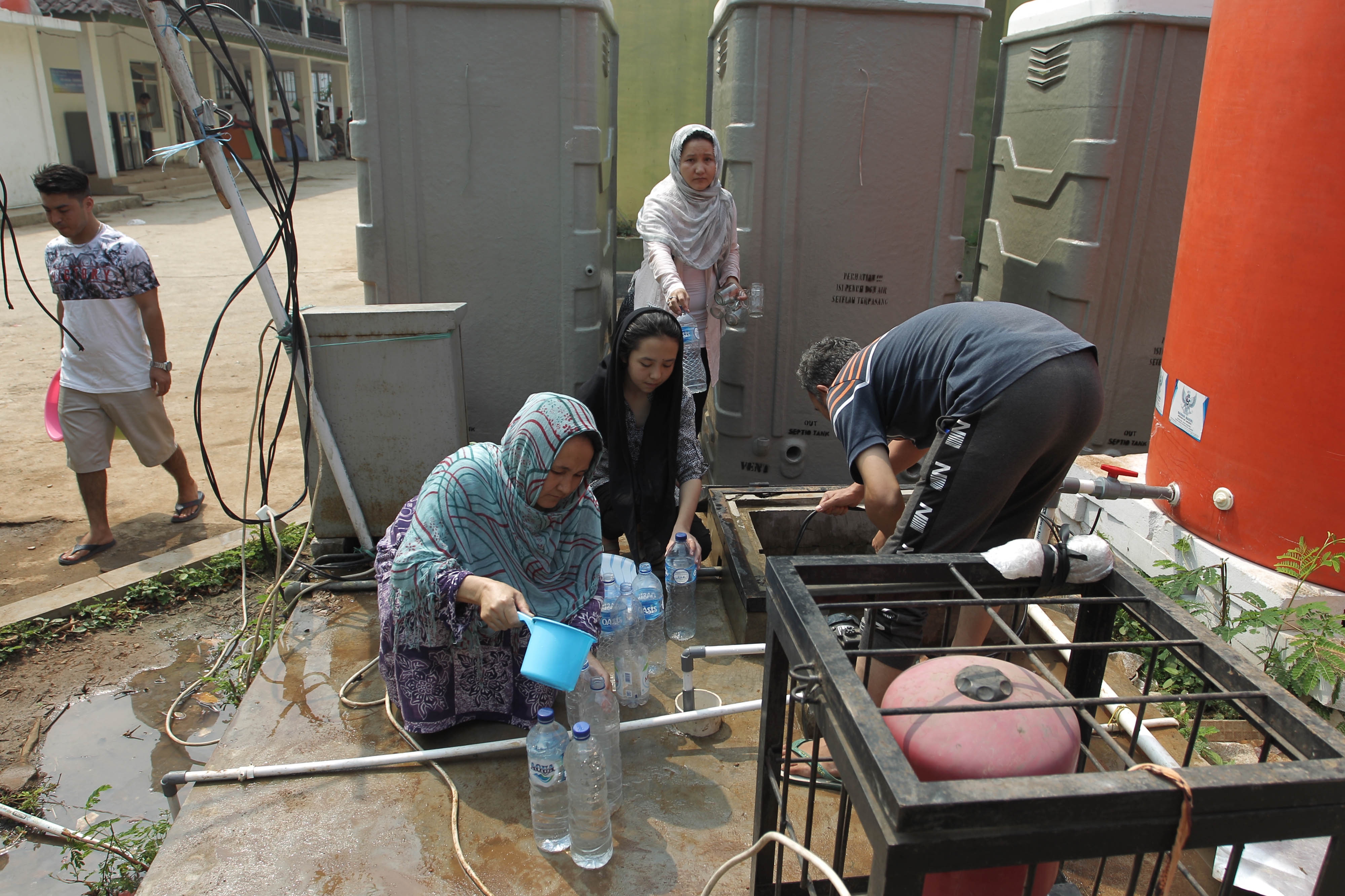 Kondisi tempat penampungan sementara para pencari suaka di eks gedung Kodim, Kalideres, Jakarta Barat, Jakarta.