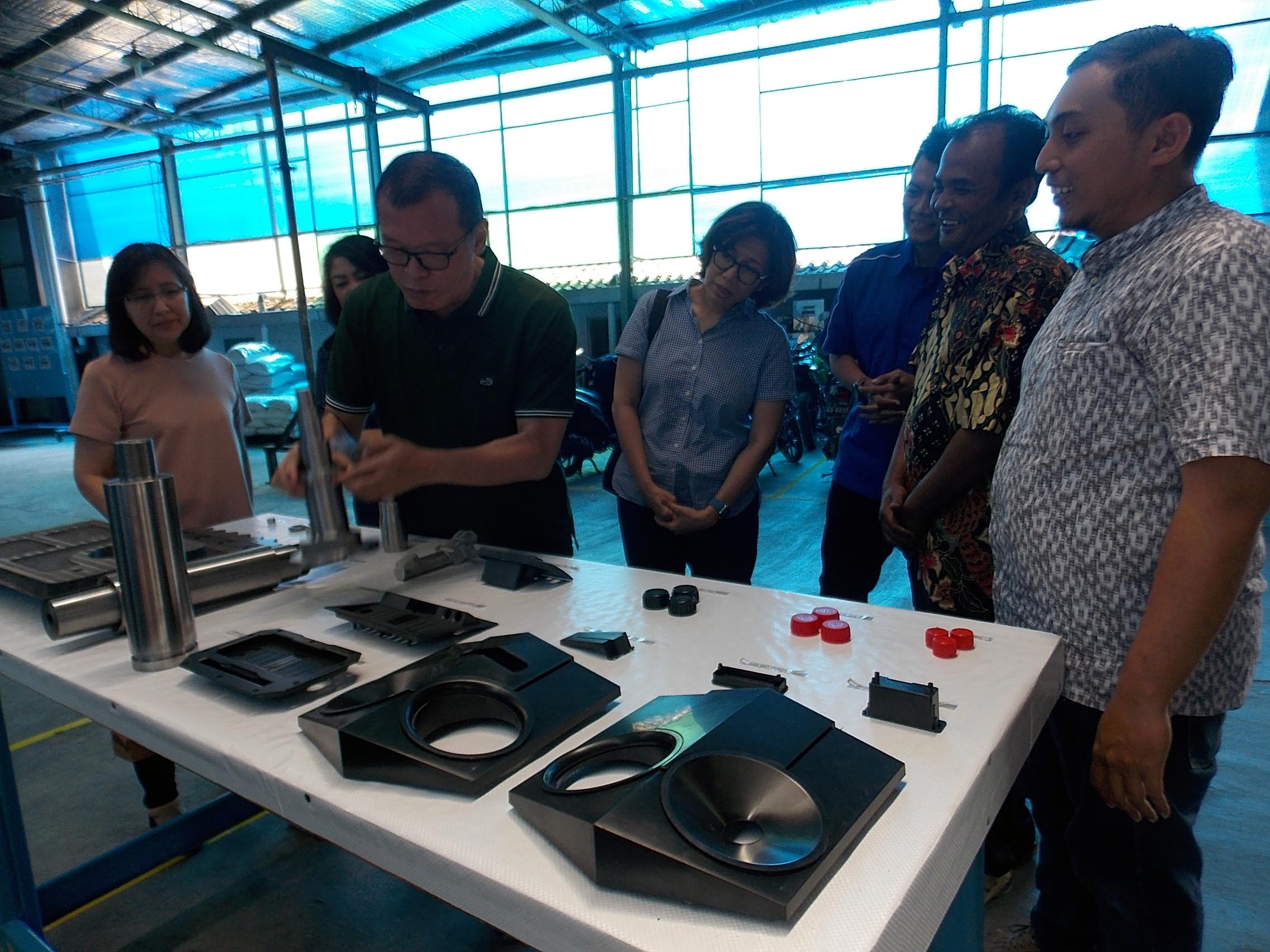 Ketua Pengurus Yayasan Dharma Bhakti Astra (YDBA), Henry C Widjaja melihat Teknik Solo, Jawa Tengah, Selasa (10/9).