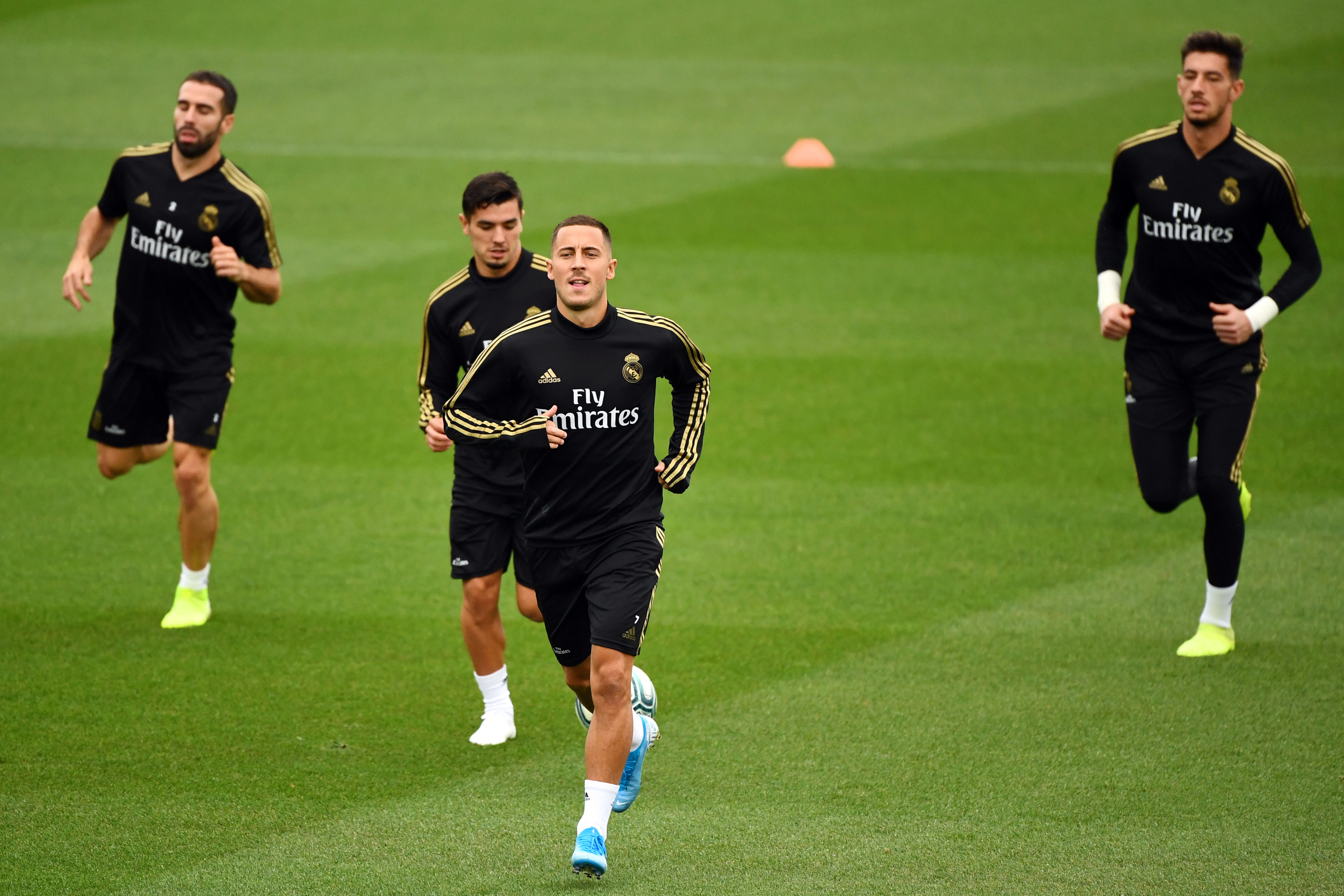 Penyerang Real Madrid Eden Hazard (depan) berlatih bersama timnya, Jumat (13/9)