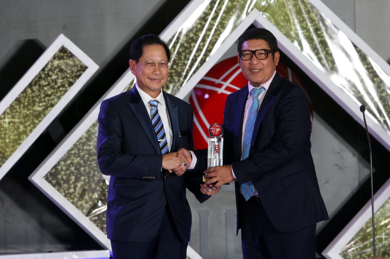 Presiden Direktur PT Bank Central Asia Tbk (BCA) Jahja Setiaatmadja meraih penghargaan Lifetime Achievement dari IDX Channel.