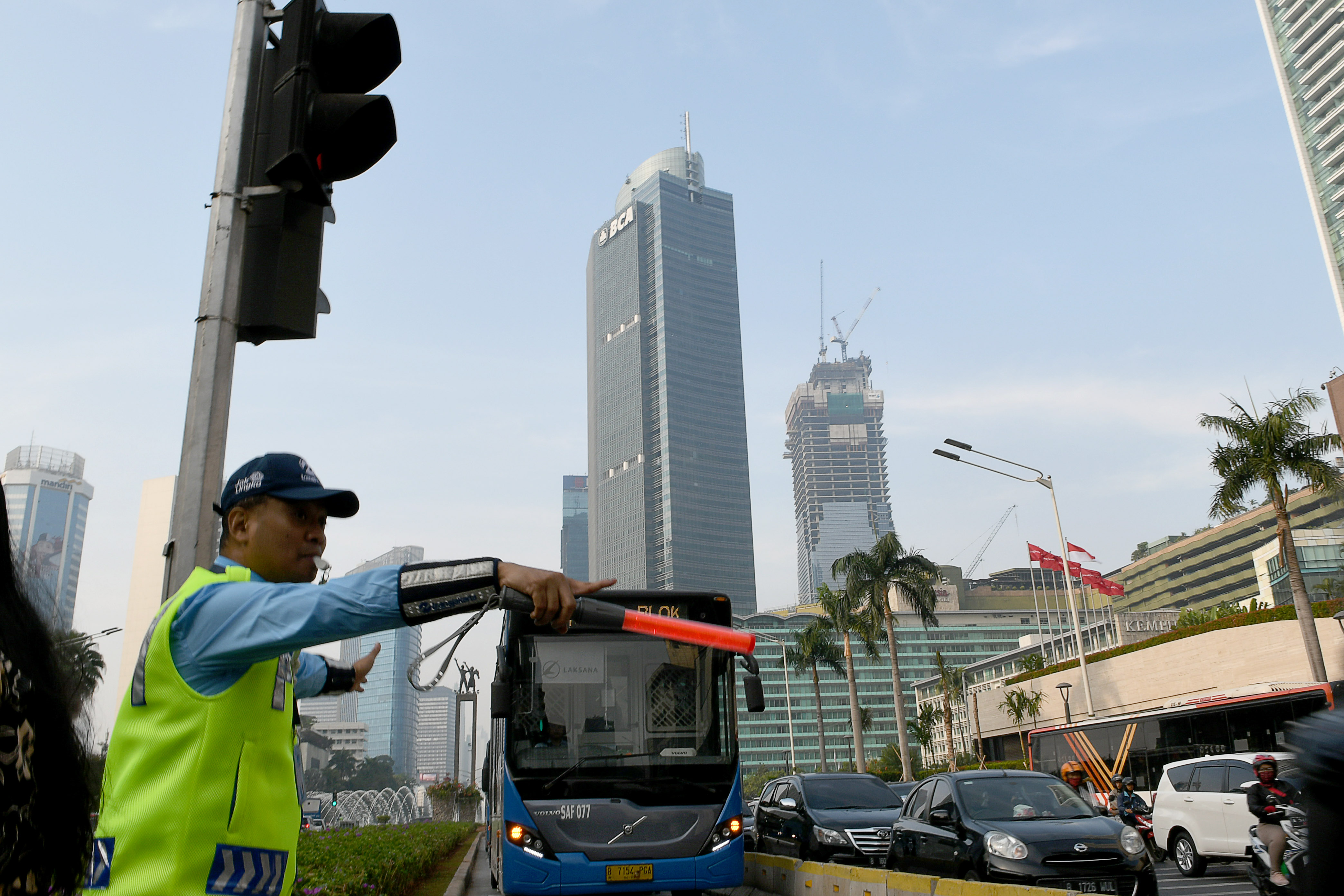 Direktur Utama TransJakarta Agung Wicaksono menghentikan bus ketika pejalan kaki melintas di