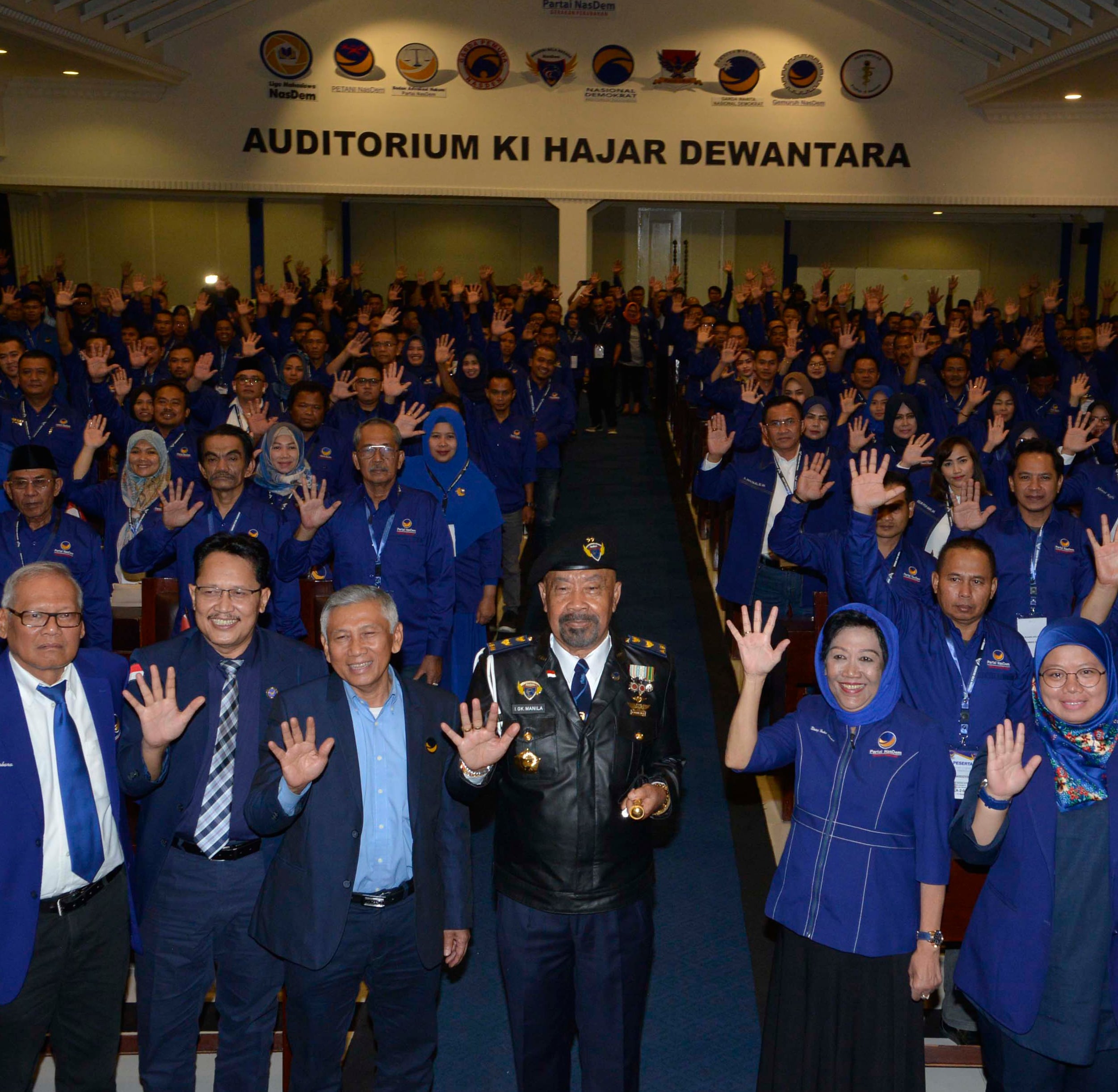 Kepala Sekolah Legislatif Partai NasDem Nining Indra Shaleh (kedua dari kanan)