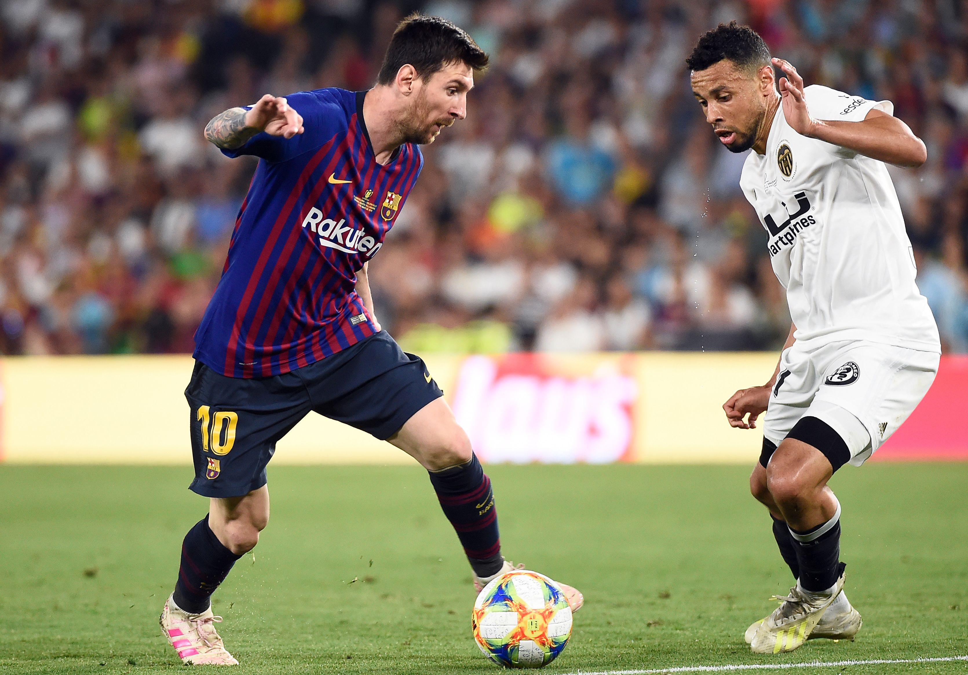 Pemain Barcelona, Lionel Messi, berhadapan dengan gelandang Valencia, Francis Coquelin, saat Final Copa del Rey 2019