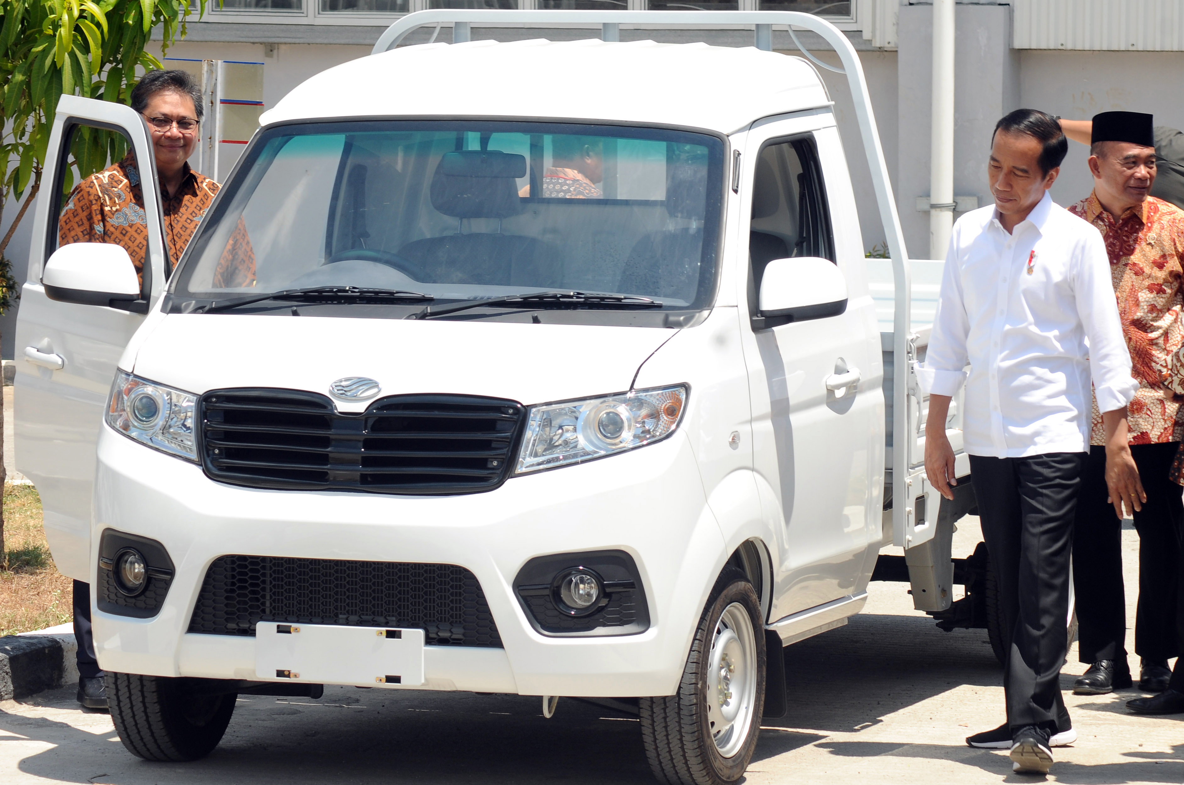 Presiden Joko Widodo (kanan) didampingi Menteri Perindustrian Airlangga Hartarto (kiri) mengamati salah satu produk mobil keluaran pabrik mo