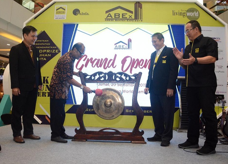 Kepala Subdirektorat Jasa Perdagangan Distribusi dan Bisnis Kemendag Burman Rahman membuka ABEX 2019, Jum’at (20/9).