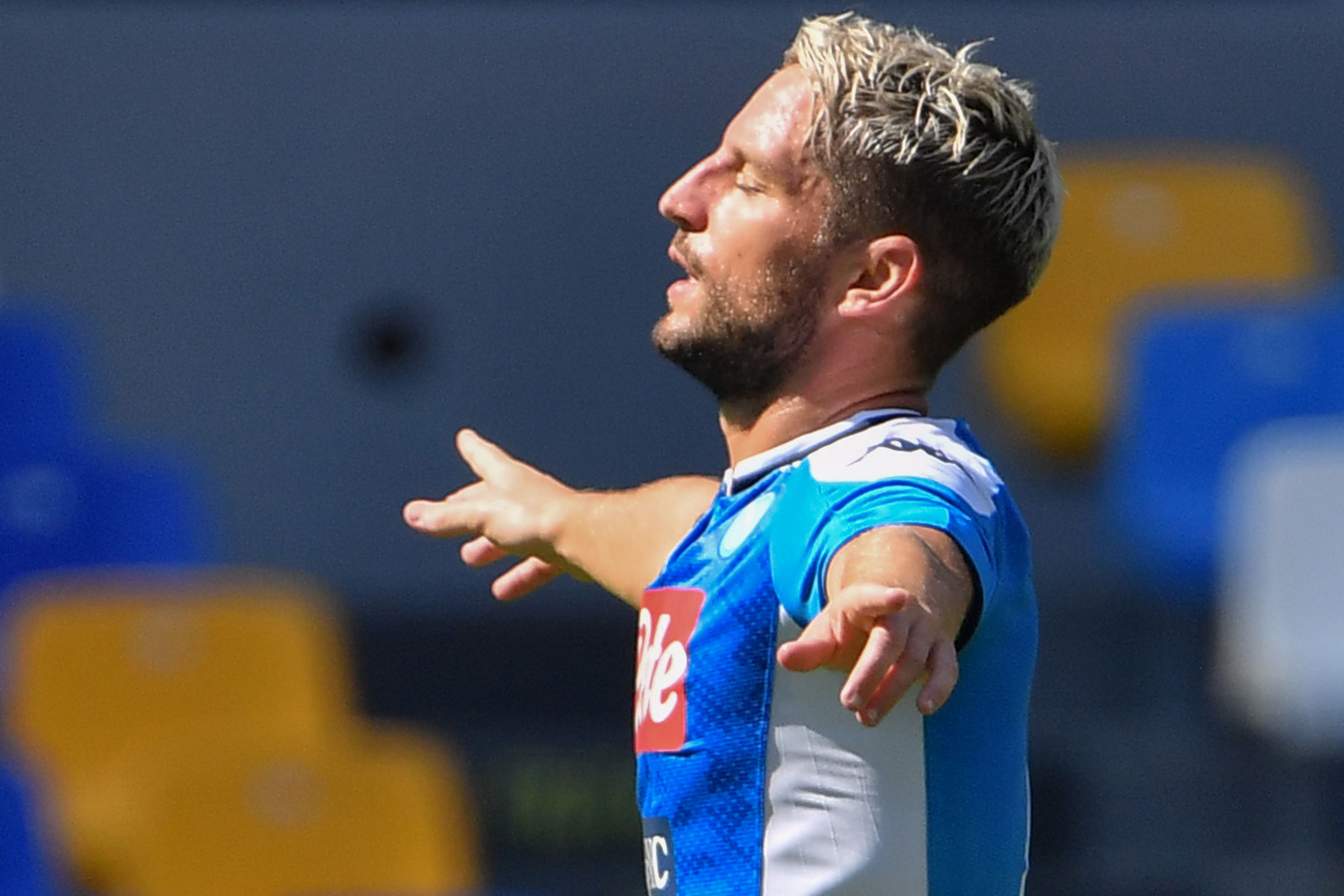 Selebrasi pemain Napoli Dries Mertens usai mencetak gol ke gawang Brescia dalam laga lanjutan Serie A
