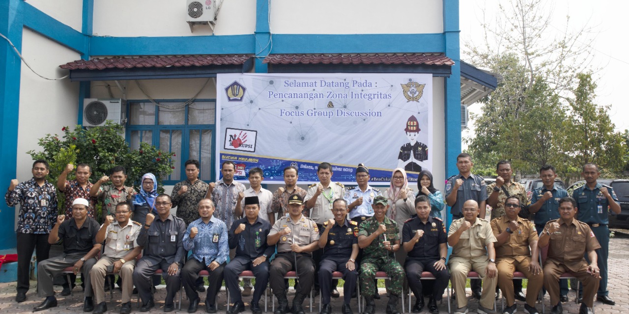 Pencanangan zona integritas wilayah bebas korupsi dan wilayah birokrasi bersih melayani di Kantor Bea Cukai Meulaboh, Aceh. 
