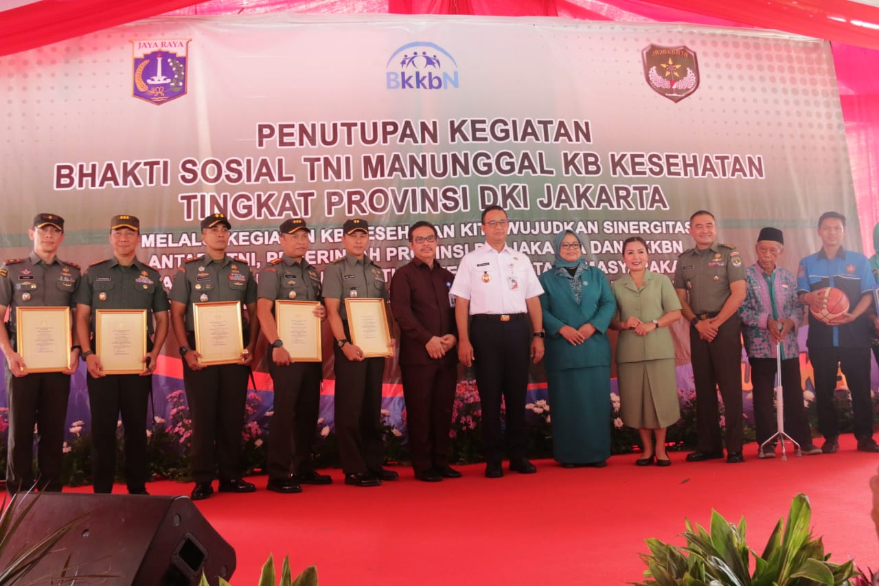 Gubernur DKI Jakarta Anies Baswedan (baju putih) di acara pentupan bhakti sosial TNI Manunggal KB Kesehatan