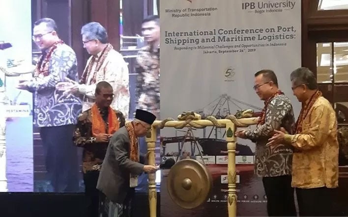  KH Ma'ruf Amin (kedua dari kiri) saat membuka konferensi internasional bertajuk Port, Shipping and Maritime Logistics yang digelar di IPB