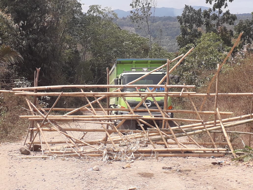 Blokade yang dipasang warga dalam jalan menuju proyek pembangunan Bendungan Napun Gete