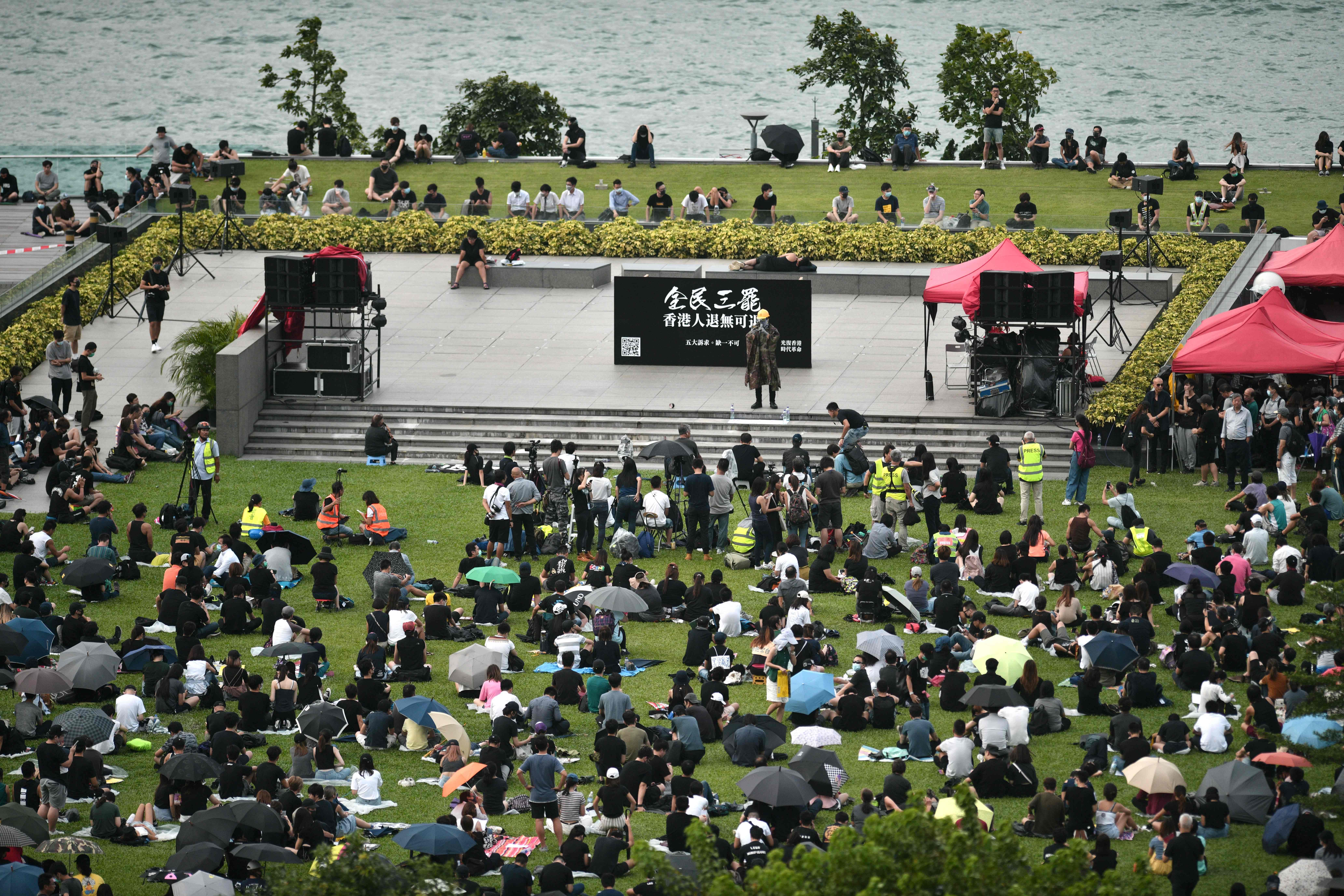 Demonstran Hong Kong berkumpul di Tamar Park mengajak warga melakukan aksi mogok nasional.