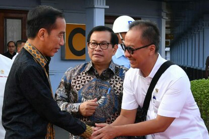 Menteri Sosial Agus Gumiwang Kartasasmita bertemu Presiden Jokowi (kiri) di Rapat Kabinet Terbatas di Pekanbaru, Riau, Senin (16/9) 