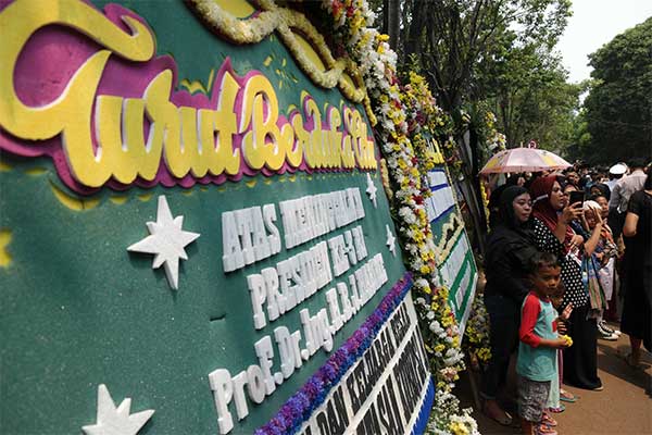 Masyarakat melepas jenazah Presiden ke-3 RI BJ Habibie yang diberangkatkan menuju Taman Makam Pahlawan Kalibata, Jakarta, Kamis (13/9)