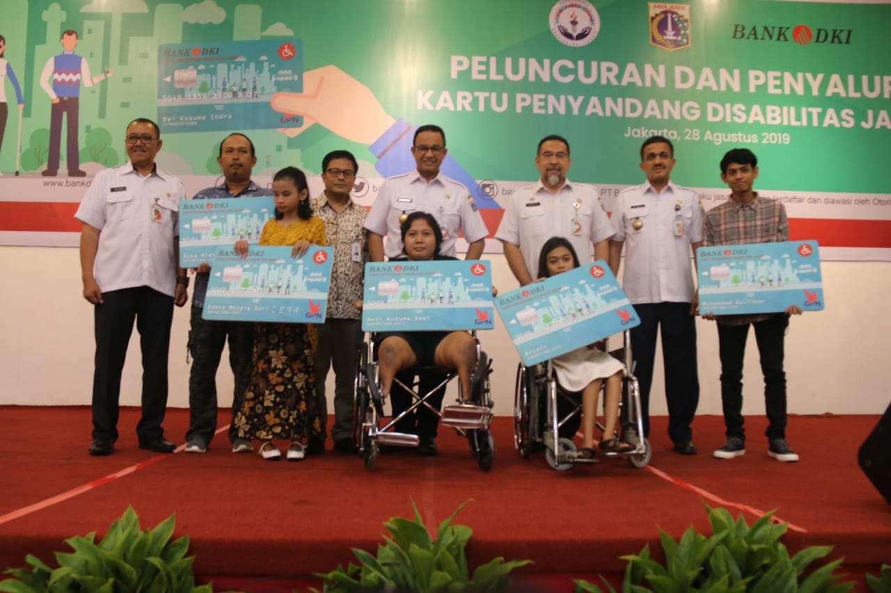 Gubernur DKI Jakarta (tengah) saat memberikan kartu bagi para penyandang disabilitas
