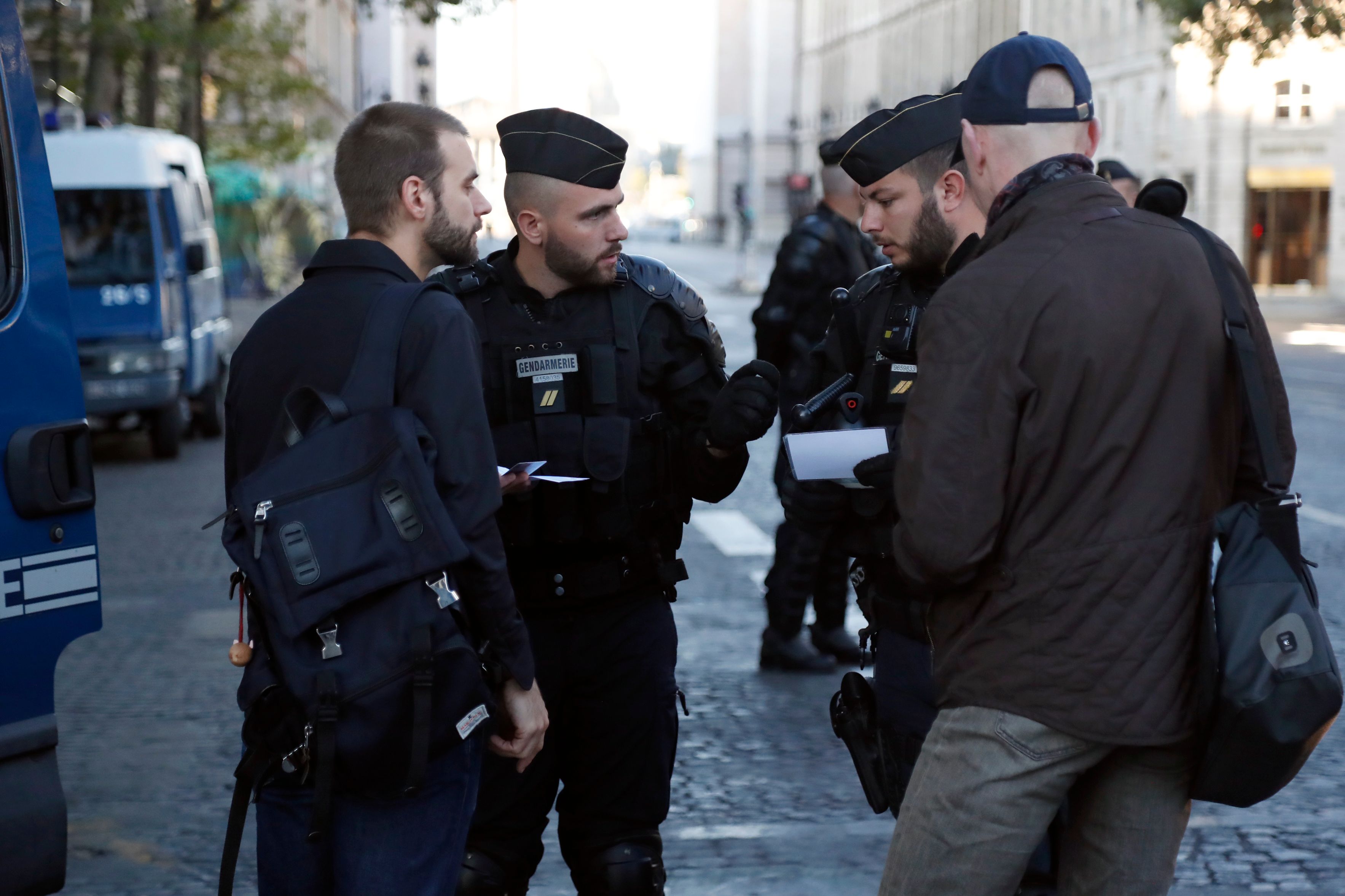 Polisi Prancis mengantisipasi unjuk rasa kelompok 'Rompi Kuning' dengan memblokade jalan di Paris. 
