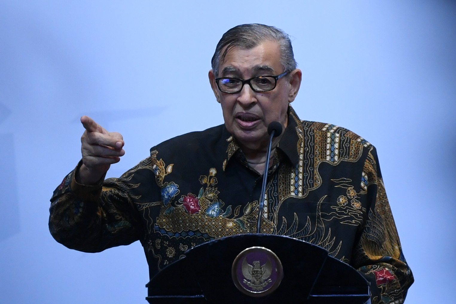 Cendekiawan muslim Quraish Shihab menyampaikan paparan pada pembukaan Forum Titik Temu di Jakarta, Rabu (18/9)