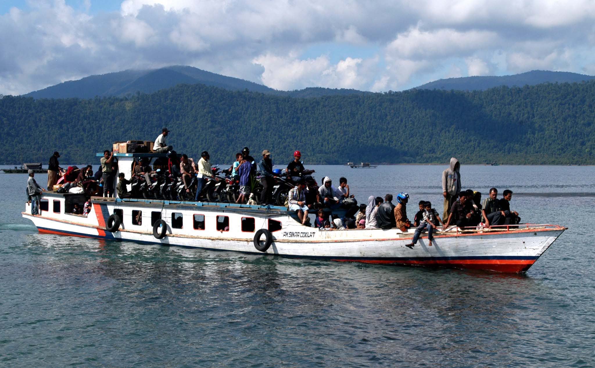 Danau Towuti di Sulawesi Selatan tempat tinggal udang endemik  Caridina woltereckae yang saat ini hampir punah. 