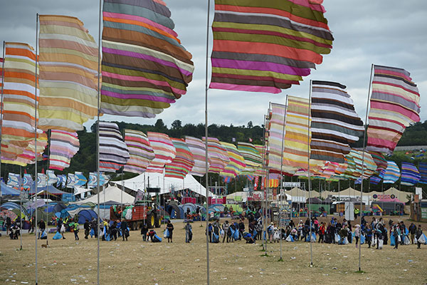 Orang-orang menghadiri Festival Glastonbury di Inggris