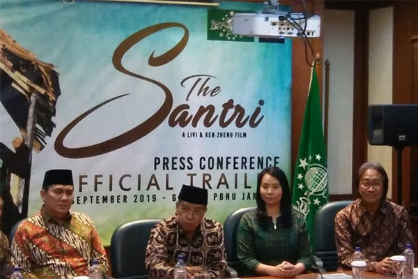Ketua Umum PBNU Said Aqil Siroj (kedua dari kiri), sutradara Livi Zheng dan komposer musik Purwacaraka dalam konferensi pers film The Santri