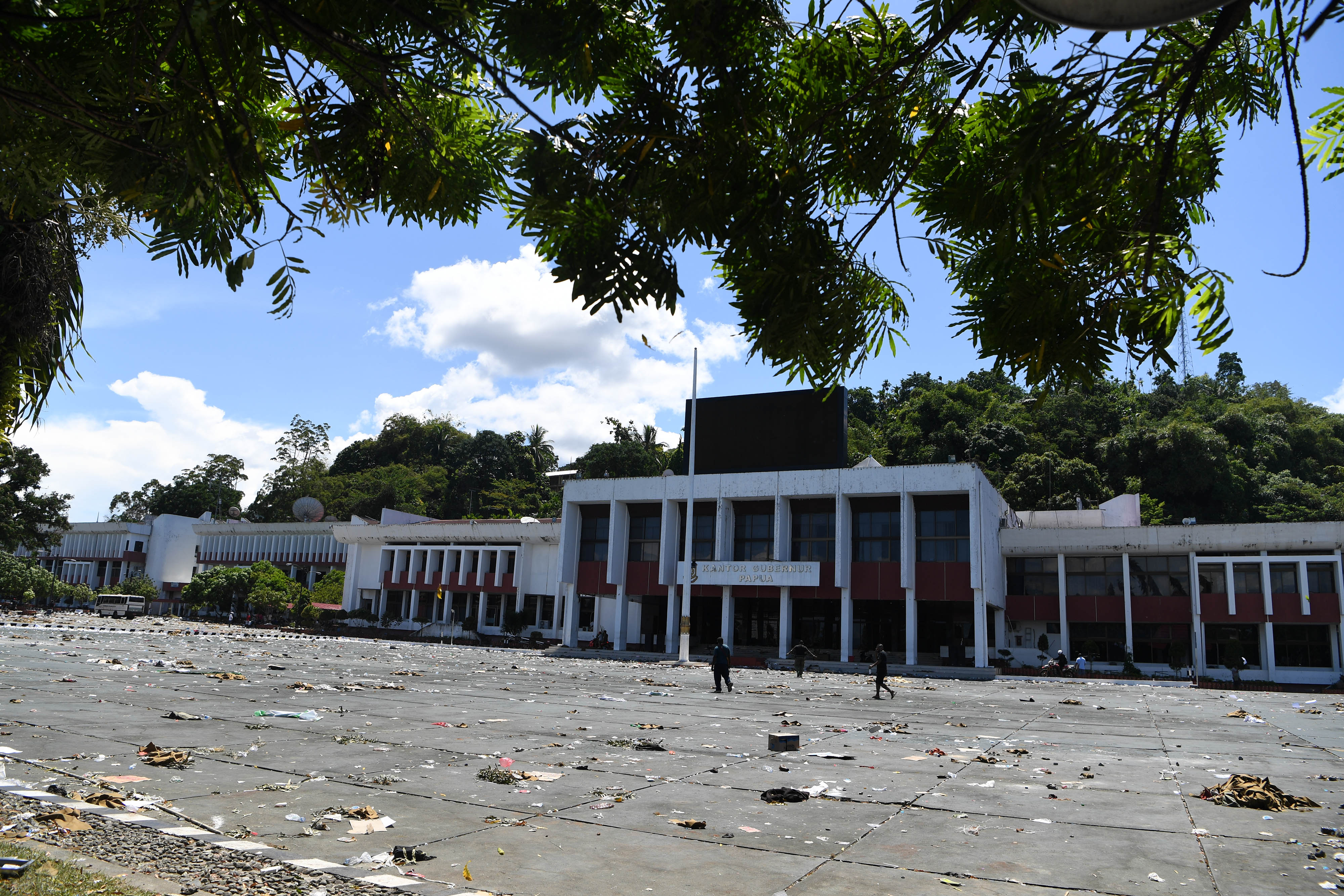 Kondisi halaman Kantor Gubernur Papua pascaunjuk rasa warga di Jayapura, Papua.