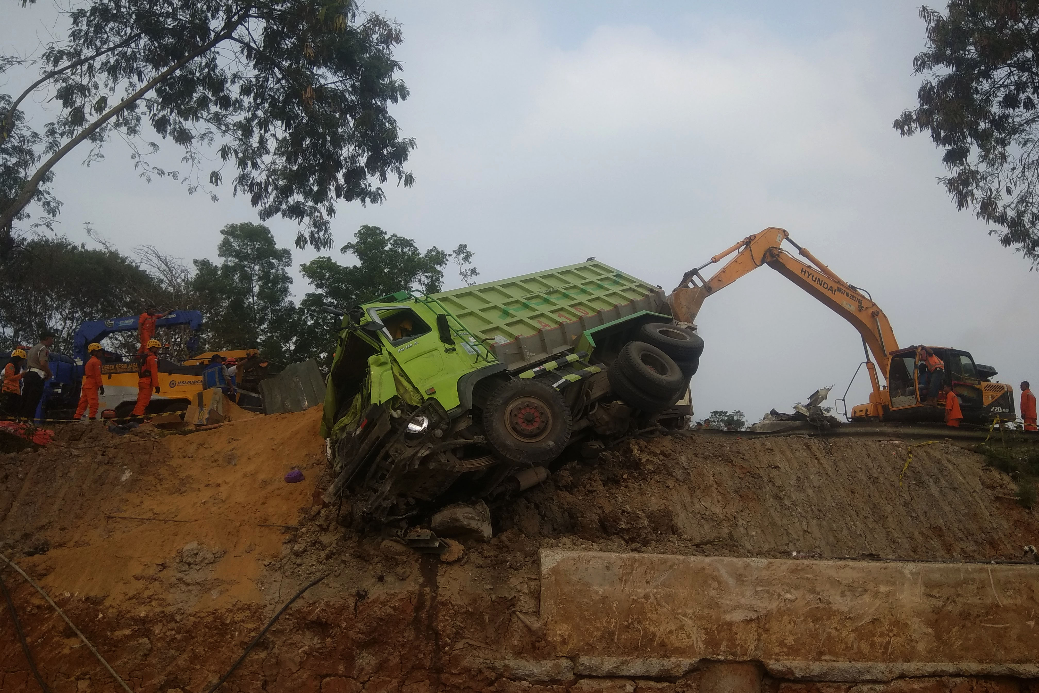 etugas mengevakuasi salah satu kendaraan yang terlibat pada kecelakaan beruntun di Tol Cipularang KM 92 Purwakarta, Jawa Barat, Senin (2/9).