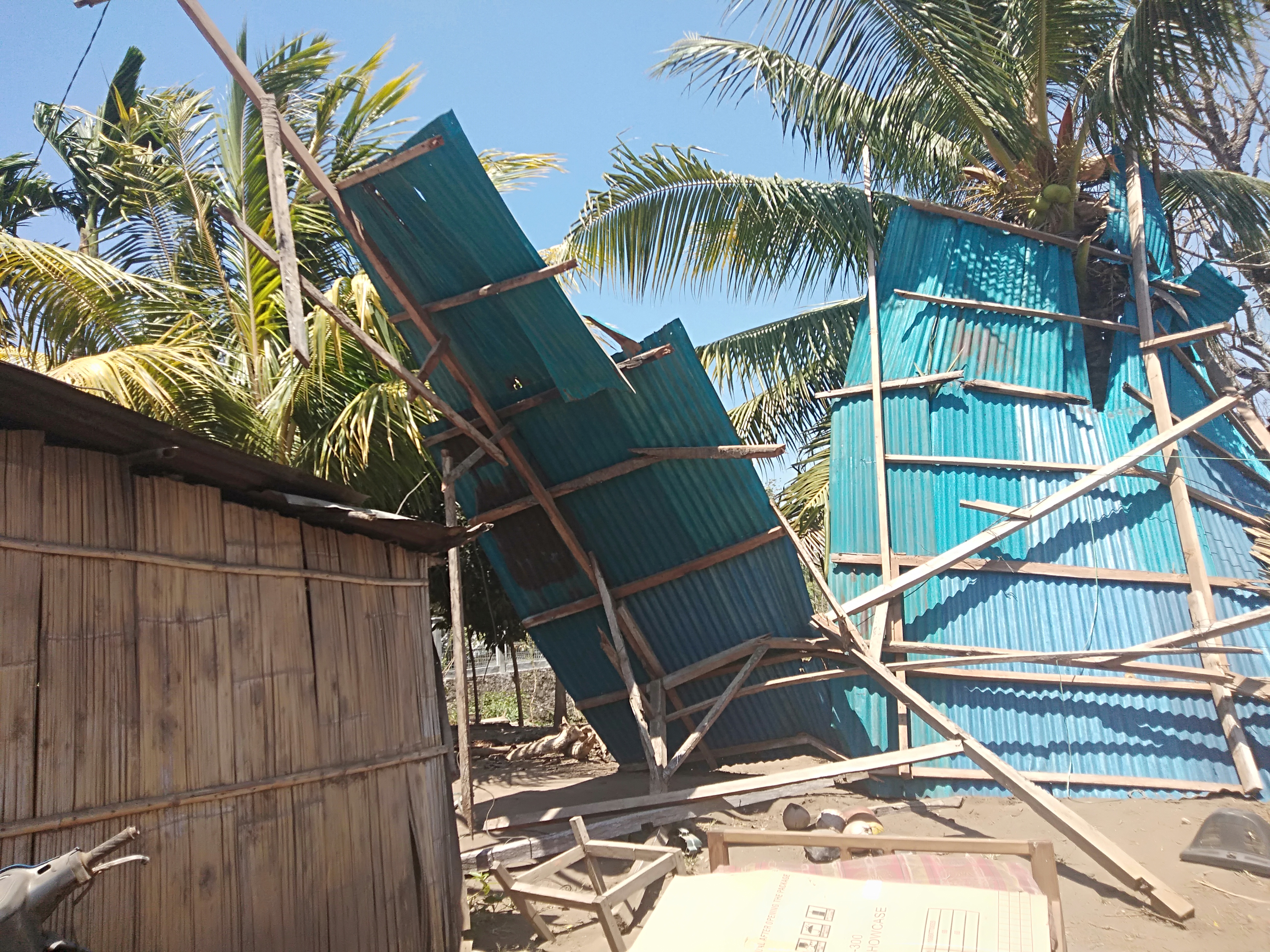 Sebuah rumah warga ambruk saat angin kencang bertiup di  di kelurahan Lewoleba Barat, Kecamatan Nubatukan, Kabupaten Lembata, Selasa (10/9).