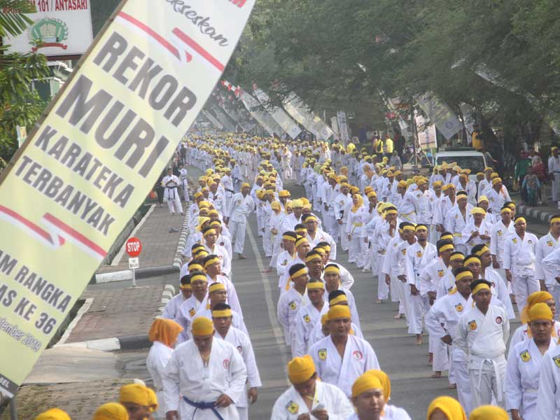 Peserta karateka menampilkan gerakan KATA di kawasan Siring 0 Km, Banjarmasin, Kalimantan Selatan.