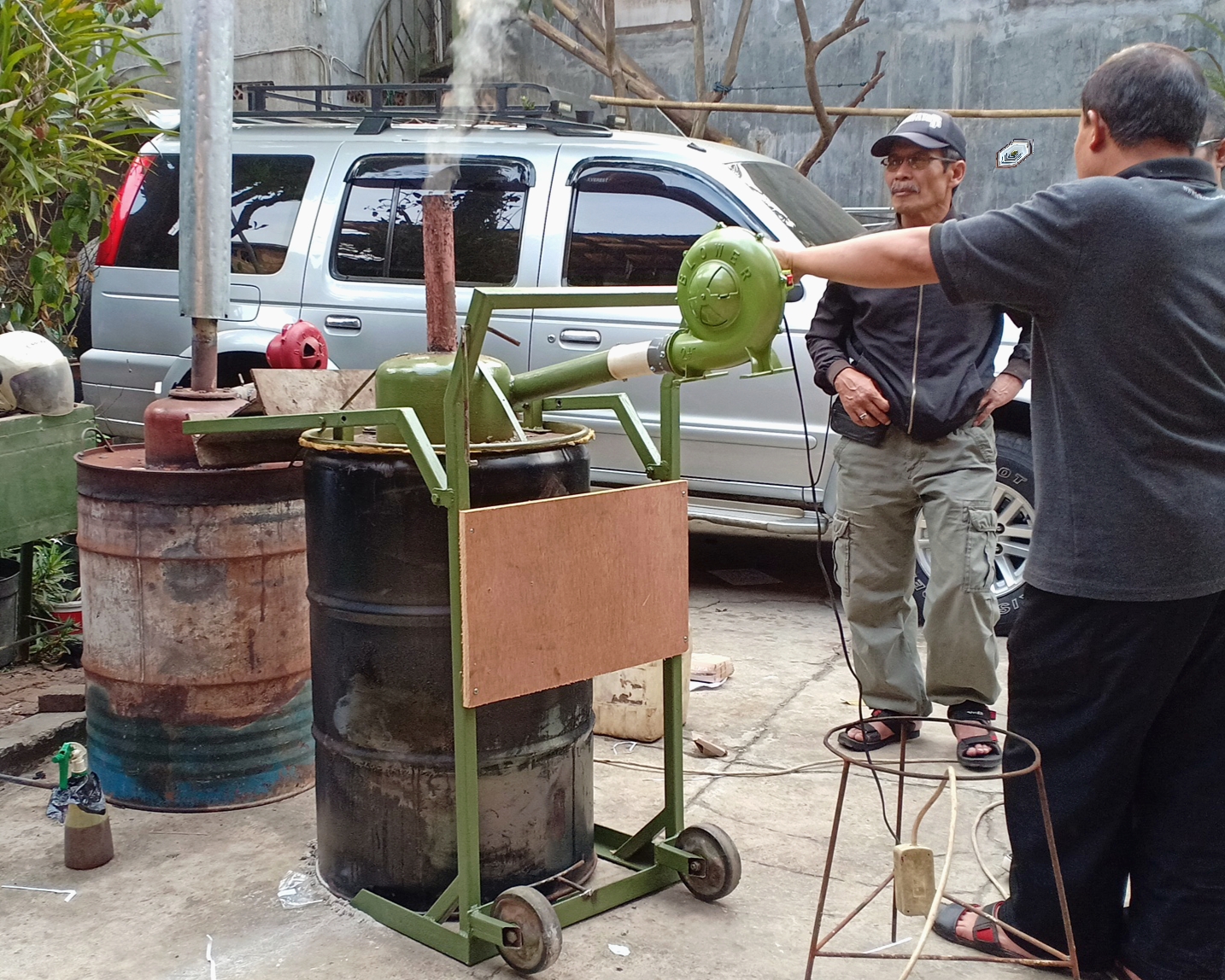 mesin pembakar sampah di Desa Kayuambon, Lembang, Bandung Barat
