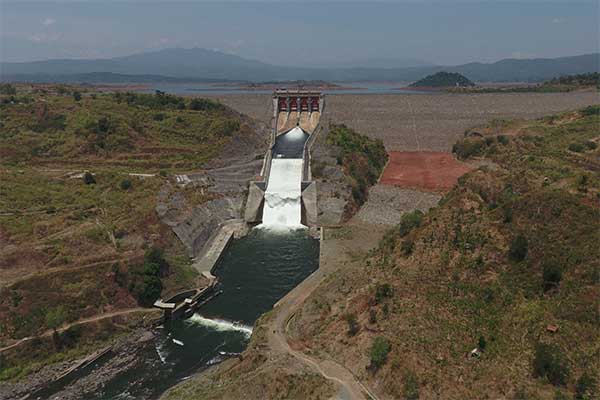 Pintu air waduk Jatigede di Kabupaten Sumedang, Jawa Barat, Minggu (16/9). 