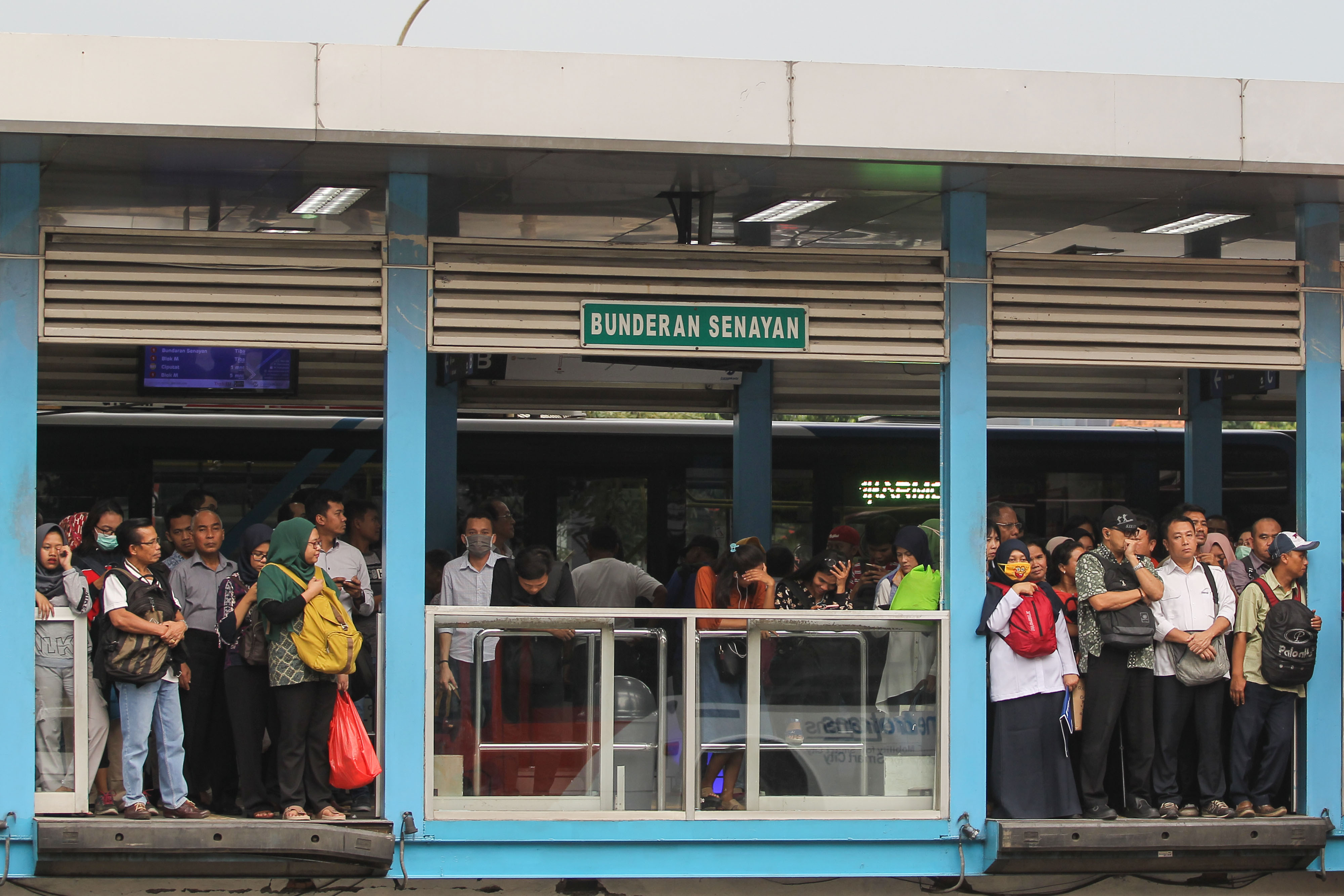Penumpang menunggu Bus Transjakarta di Halte Bundaran Senayan, Jakarta.