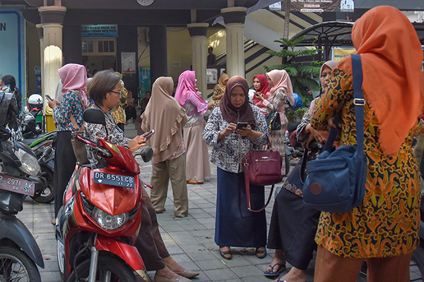 Sejumlah pegawai pemerintahan berhamburan saat terjadinya gempa di Jawa Timur