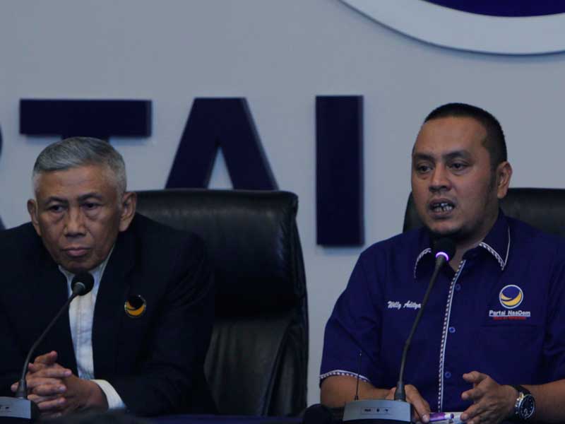 Ketua Badan Pemenangan Pemilu (Bappilu) Partai NasDem, Effendi Choirie (kiri) bersama Skertaris Bappilu NasDem Willy Aditya (kanan).