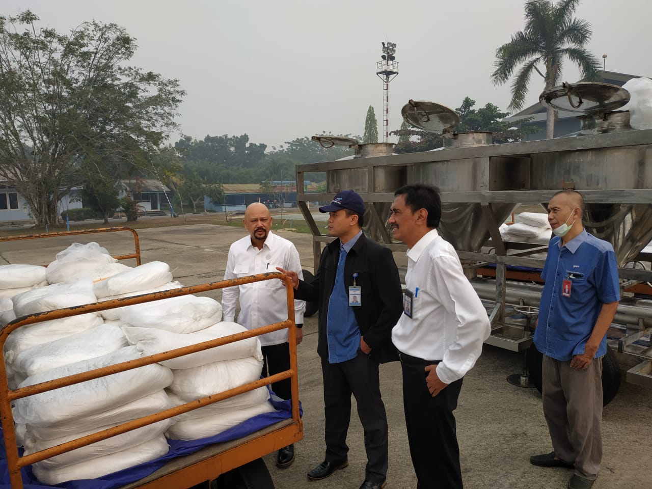  Kepala BPPT Hammam Riza (kiri) ditemani Kepala BBTMC Tri Handoko Seto (tengah) dan Deputi TPSA BPPT Yudi Anantasena mengecek persiapan TMC.