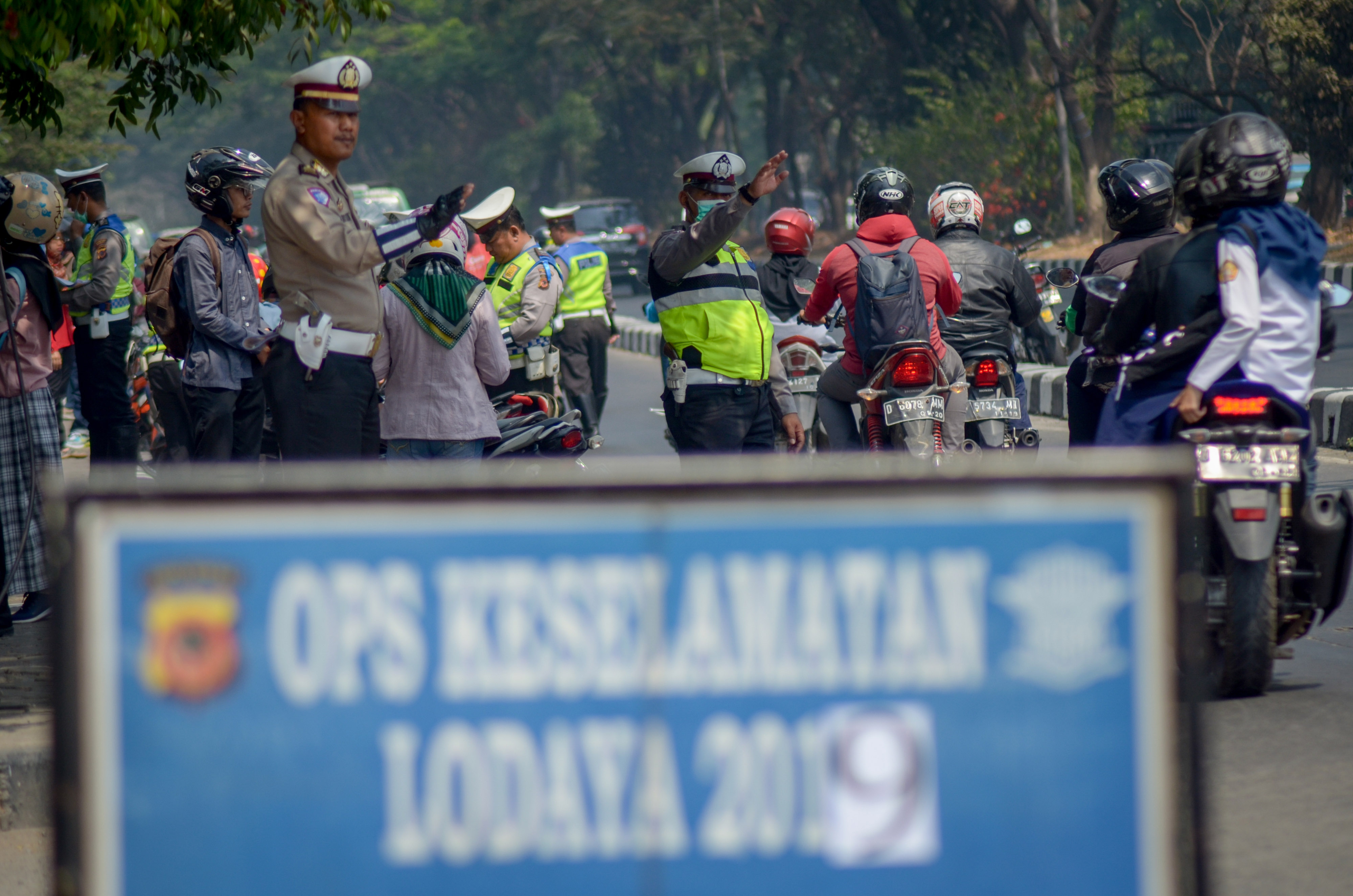 Petugas Kepolisian memberhentikan kendaraan bermotor untuk memeriksa kelengkapan surat saat menggelar Operasi Patuh Lodaya di Bandung
