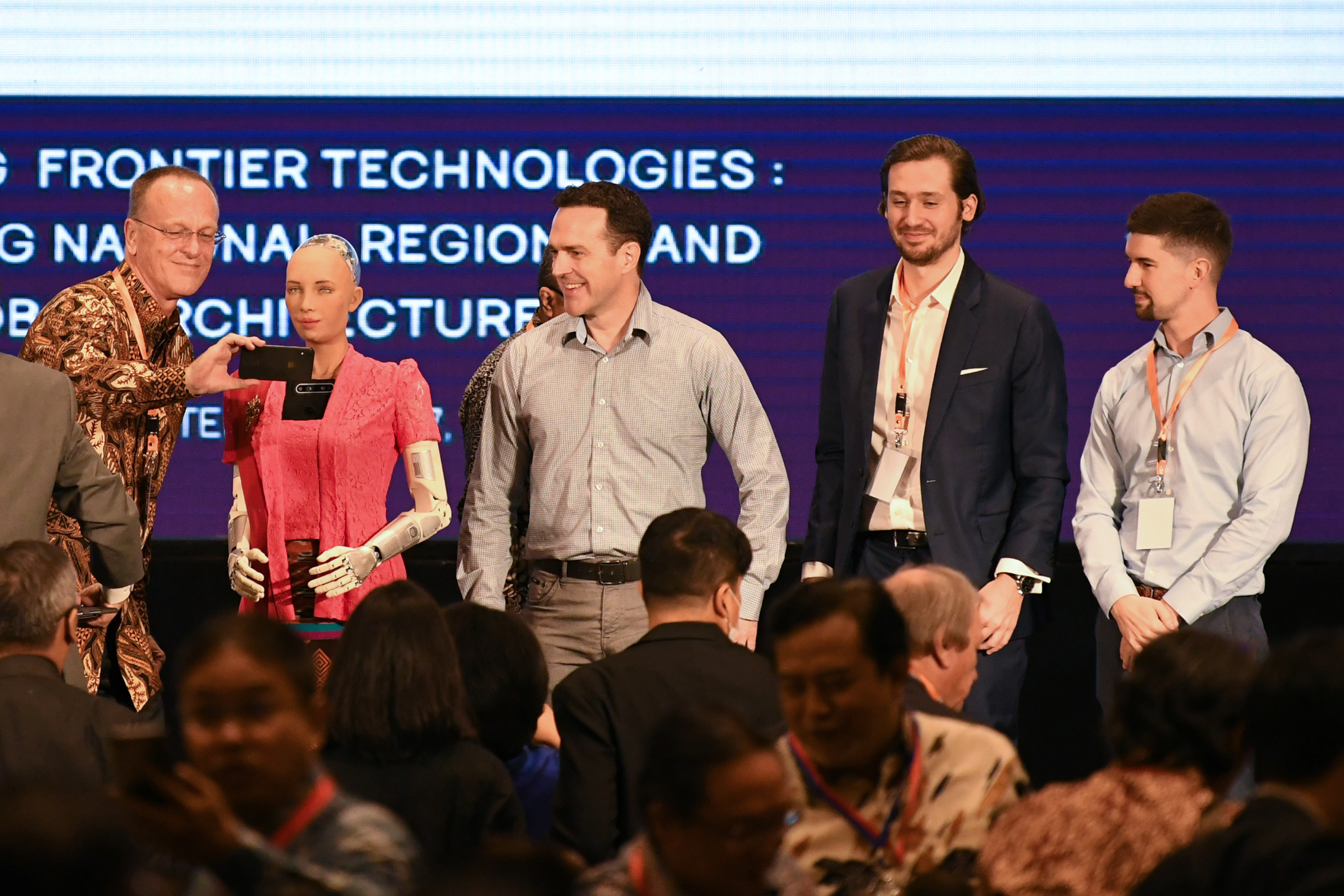 Peserta seminar berswafoto dengan Robot Humanoid Sophia